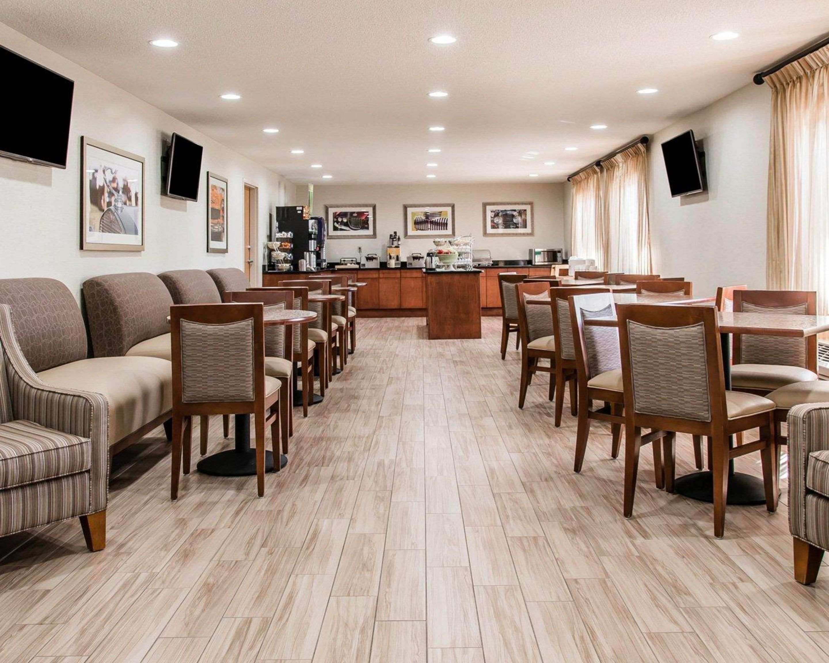 Breakfast area | Quality Inn & Suites Warren - Detroit