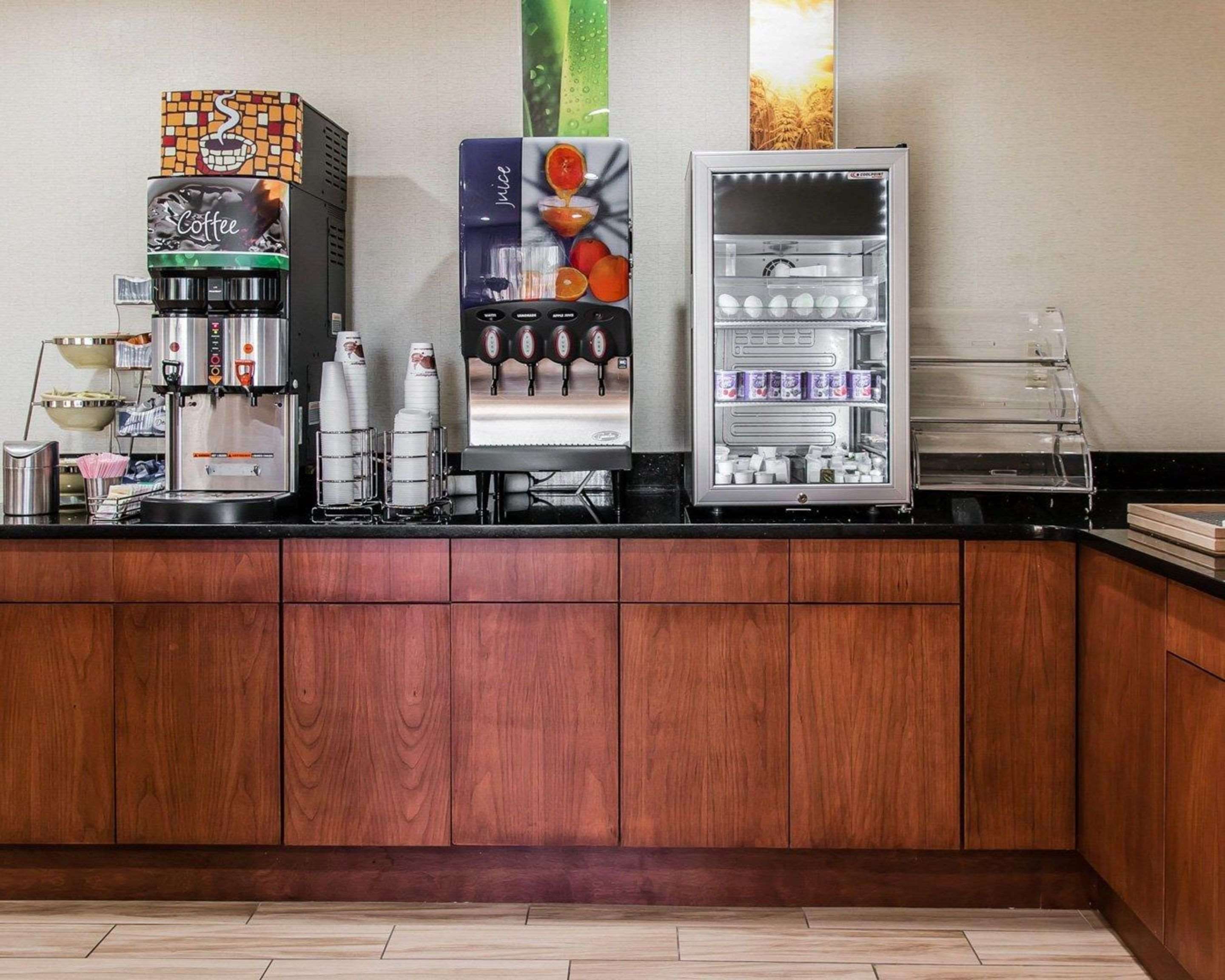Breakfast counter | Quality Inn & Suites Warren - Detroit