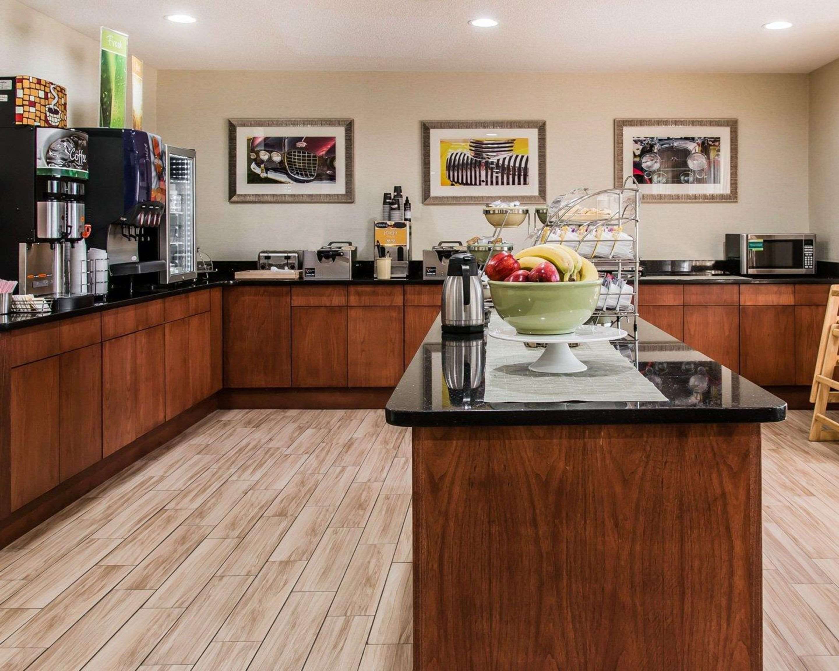 Breakfast area | Quality Inn & Suites Warren - Detroit