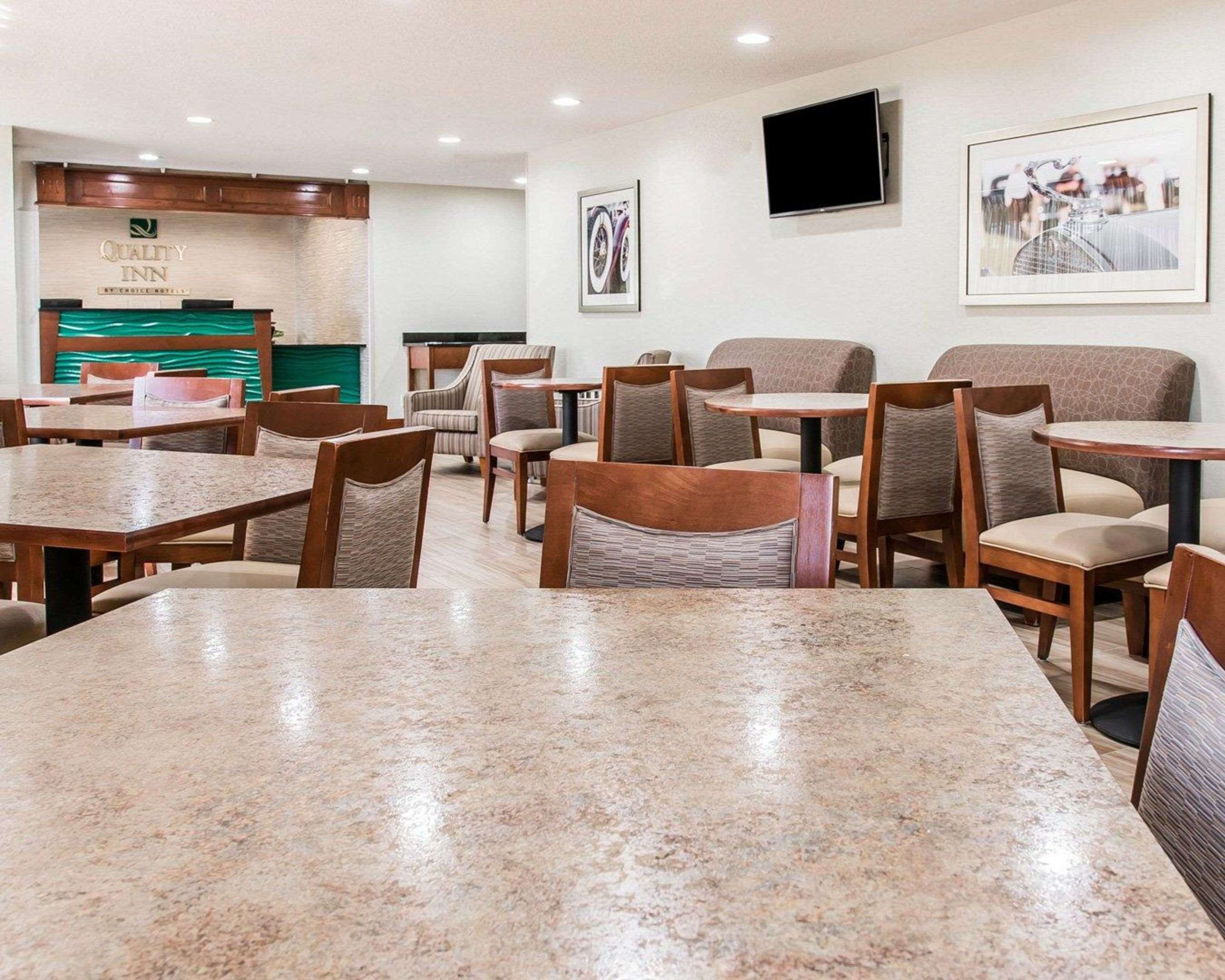 Breakfast area | Quality Inn & Suites Warren - Detroit