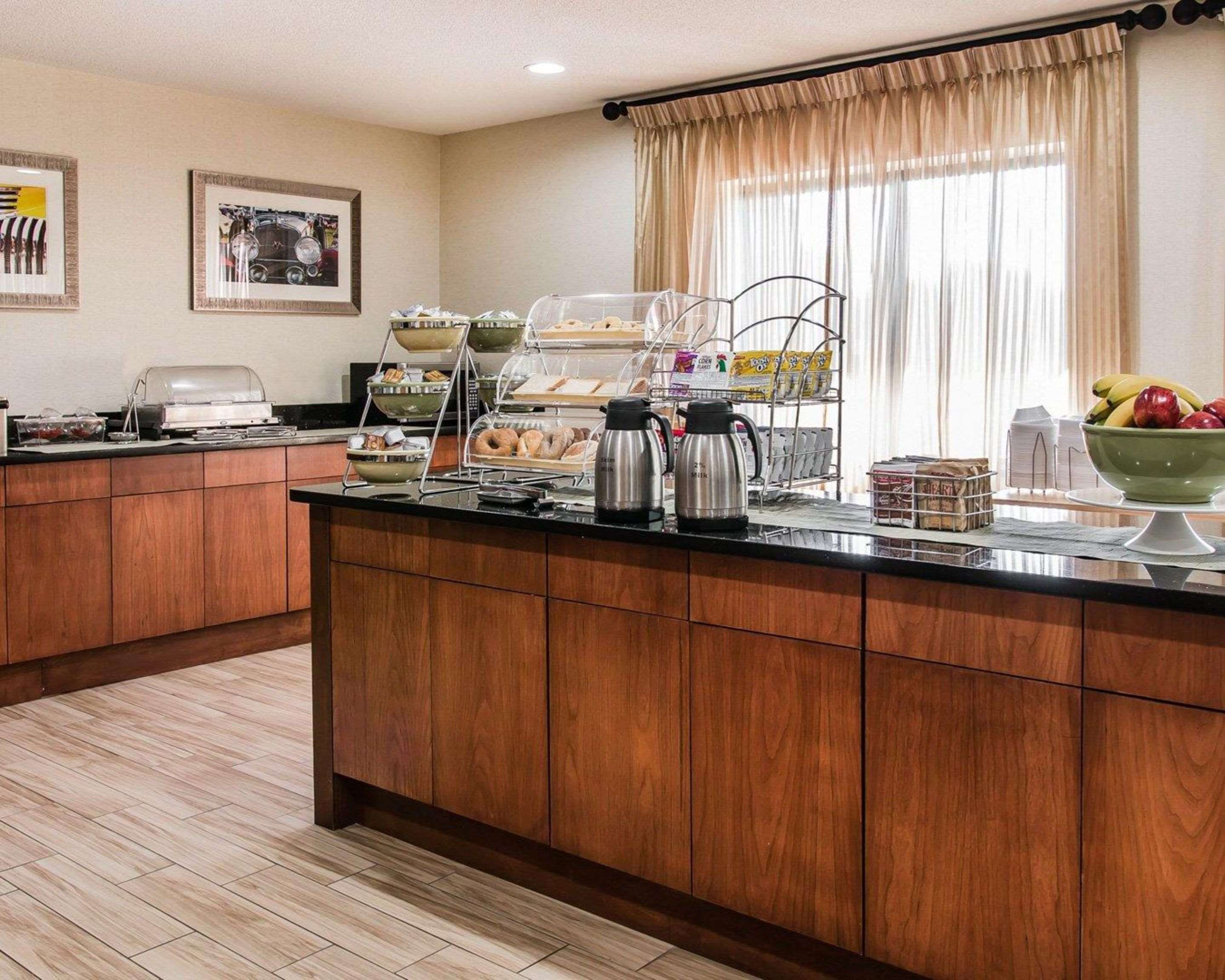 Breakfast area | Quality Inn & Suites Warren - Detroit