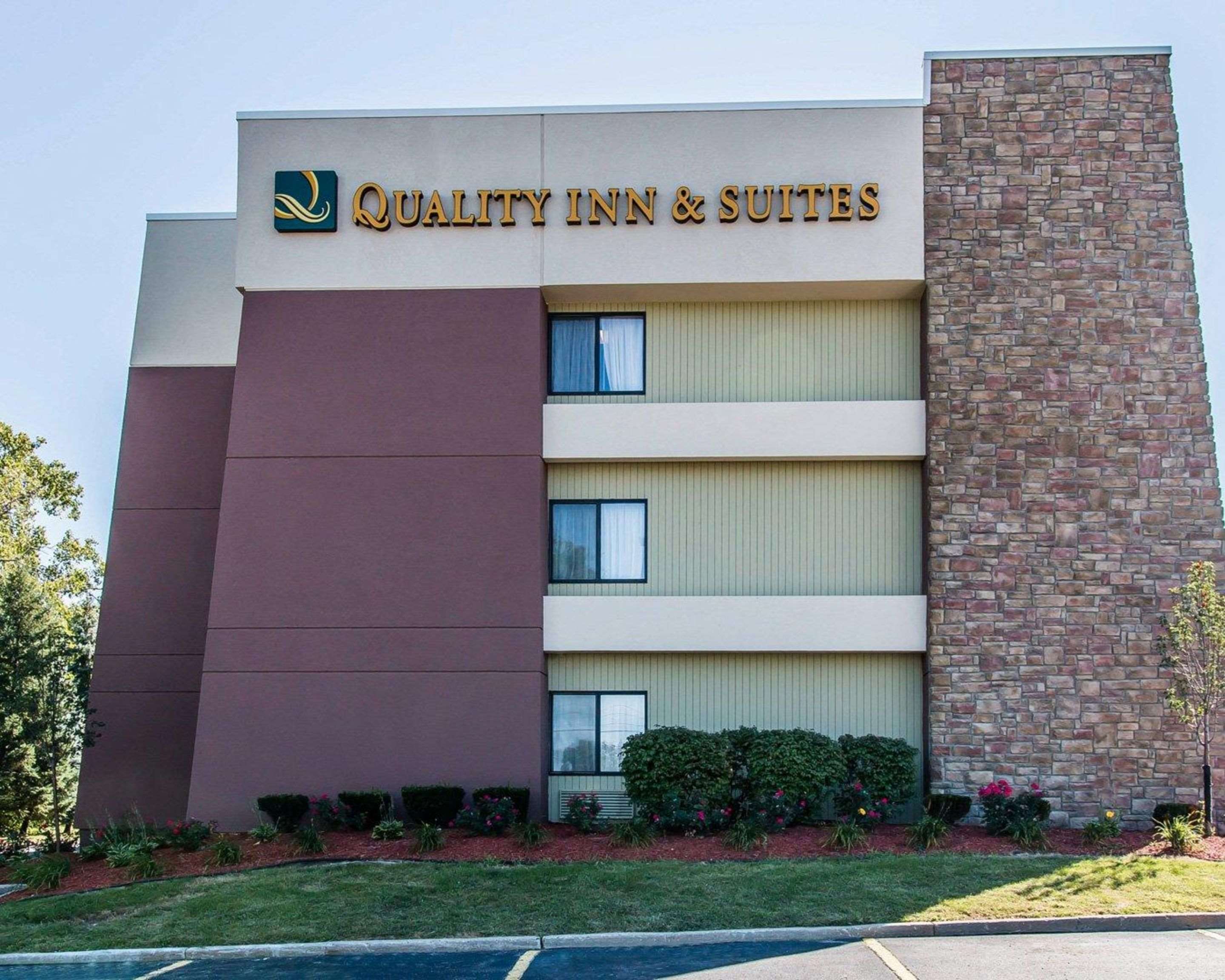 Hotel exterior | Quality Inn & Suites Warren - Detroit