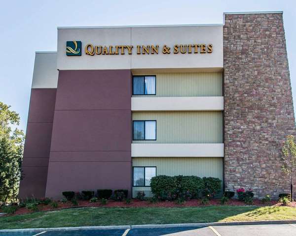 Exterior view - Quality Inn & Suites Warren