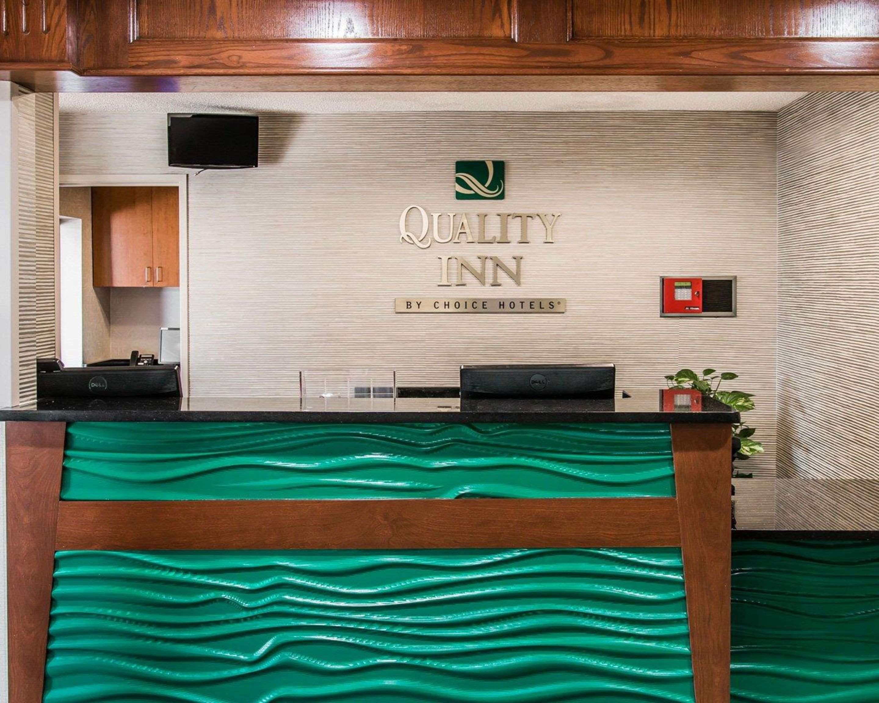 Front desk with friendly staff | Quality Inn & Suites Warren - Detroit