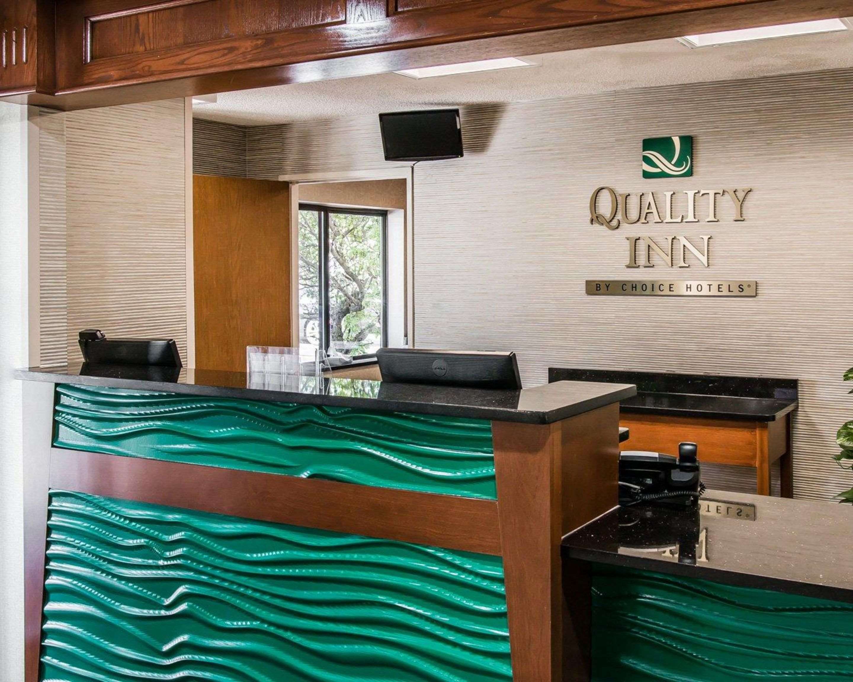 Front desk with friendly staff | Quality Inn & Suites Warren - Detroit