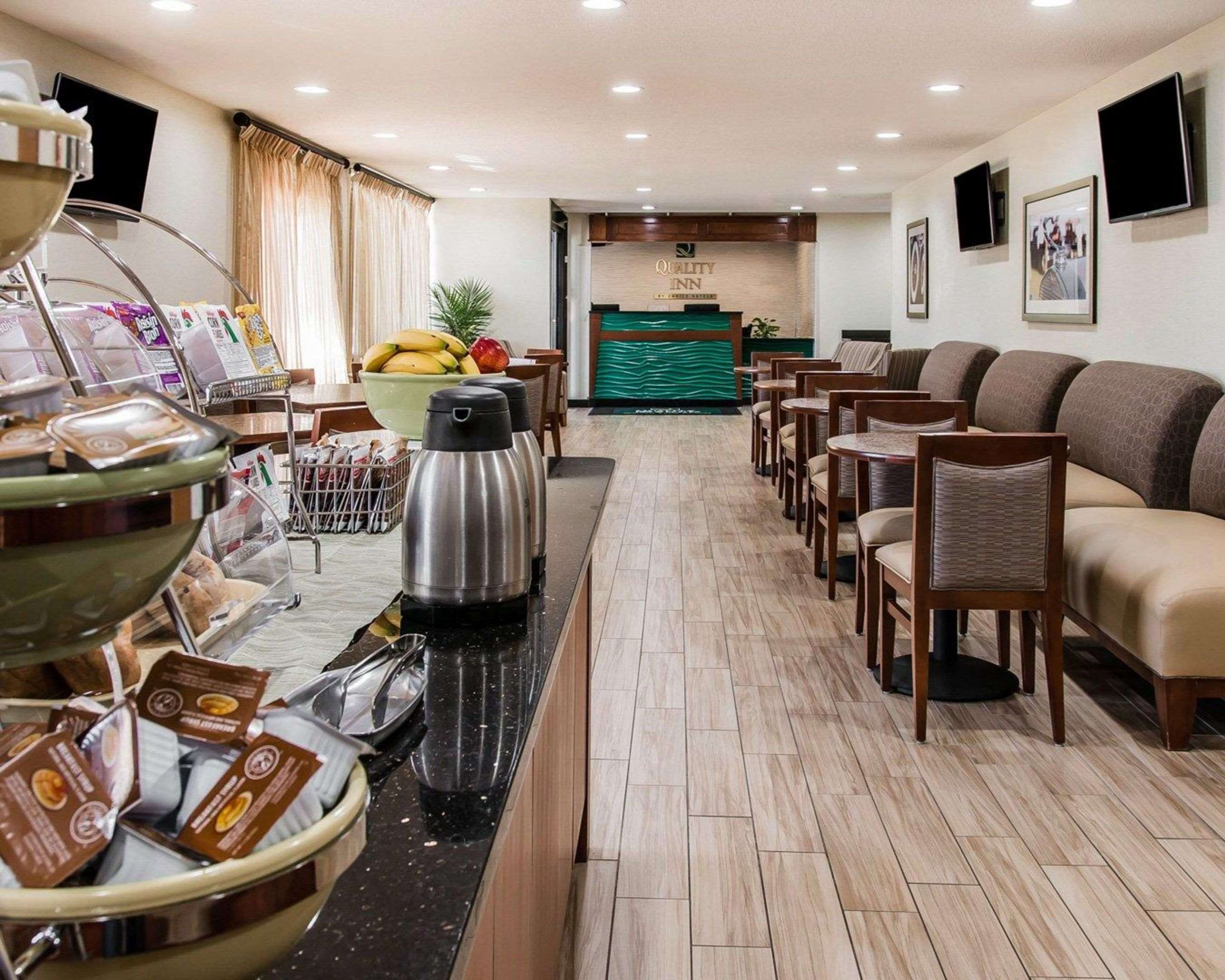 Breakfast area | Quality Inn & Suites Warren - Detroit