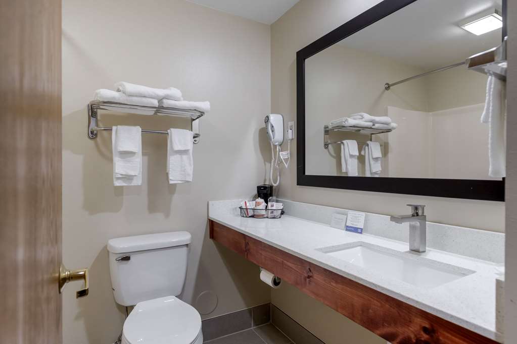 RODEWAY INN GRANDVILLE-guestroom-Guest Room,Bathroom,On-Site.jpg