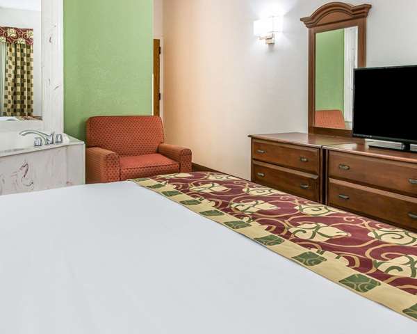 Suite - Clarion Inn Kalamazoo - I-94, Exit 80