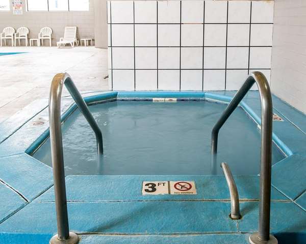 Pool - Clarion Inn Kalamazoo - I-94, Exit 80