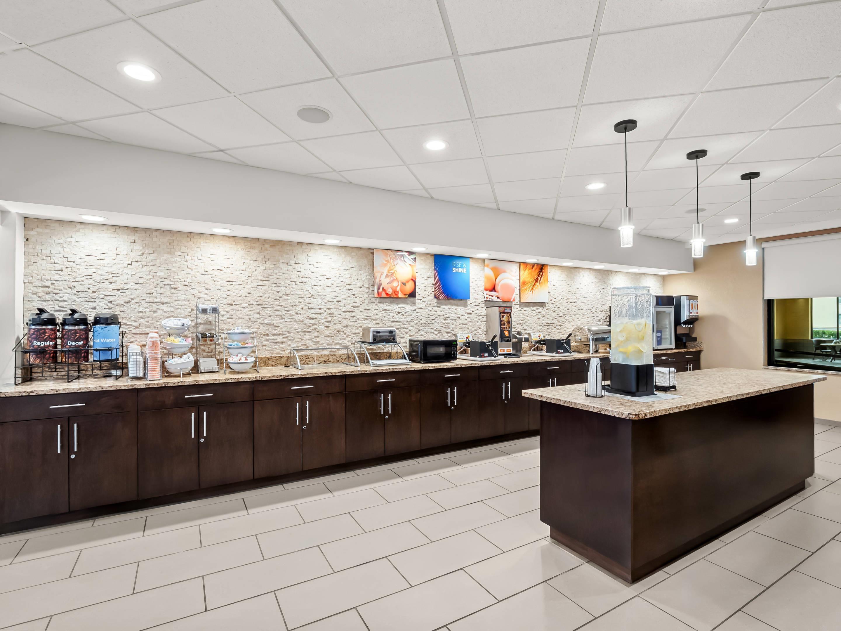 Breakfast area | Comfort Inn & Suites Allen Park/Dearborn