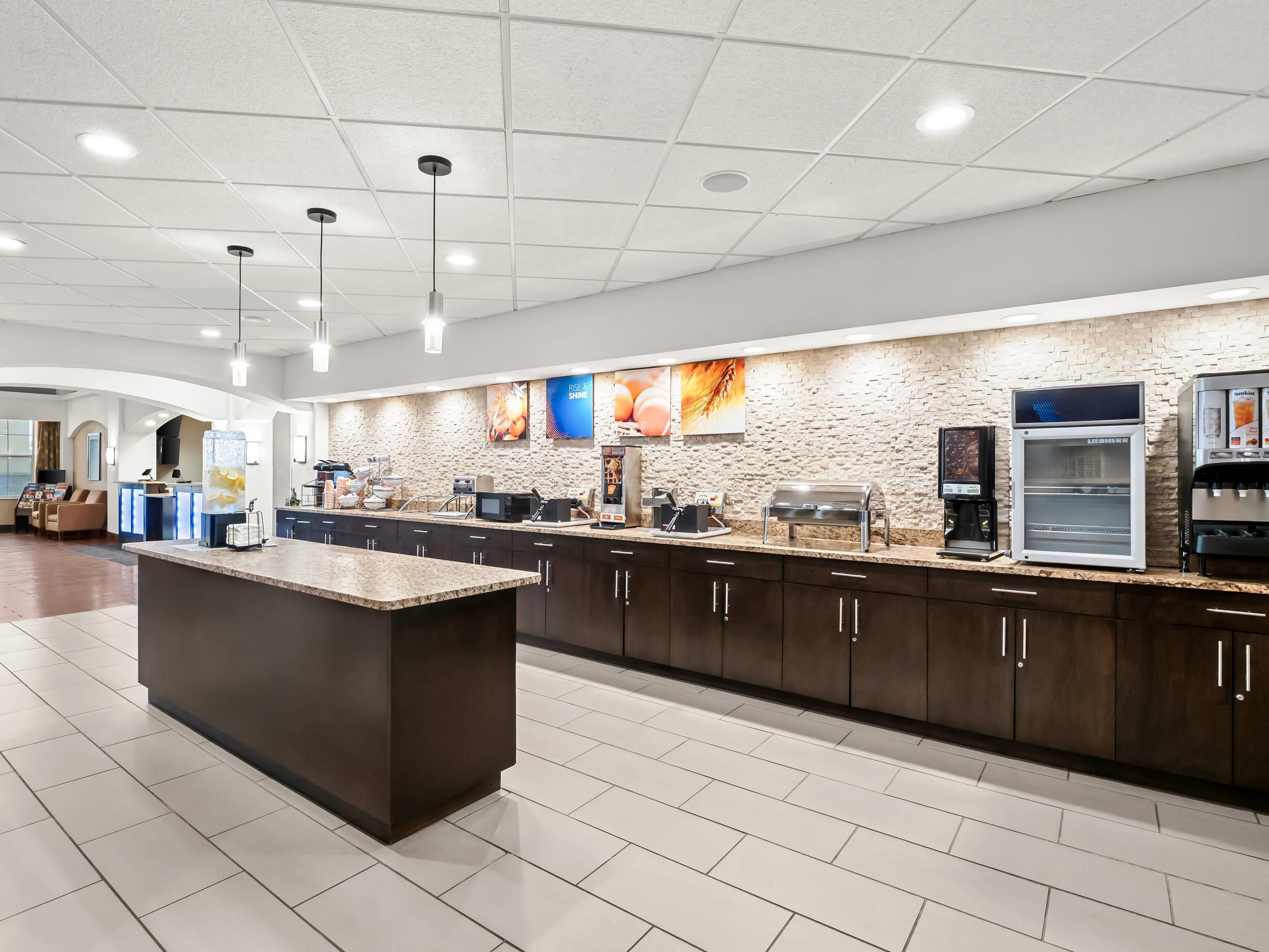 Breakfast area | Comfort Inn & Suites Allen Park/Dearborn