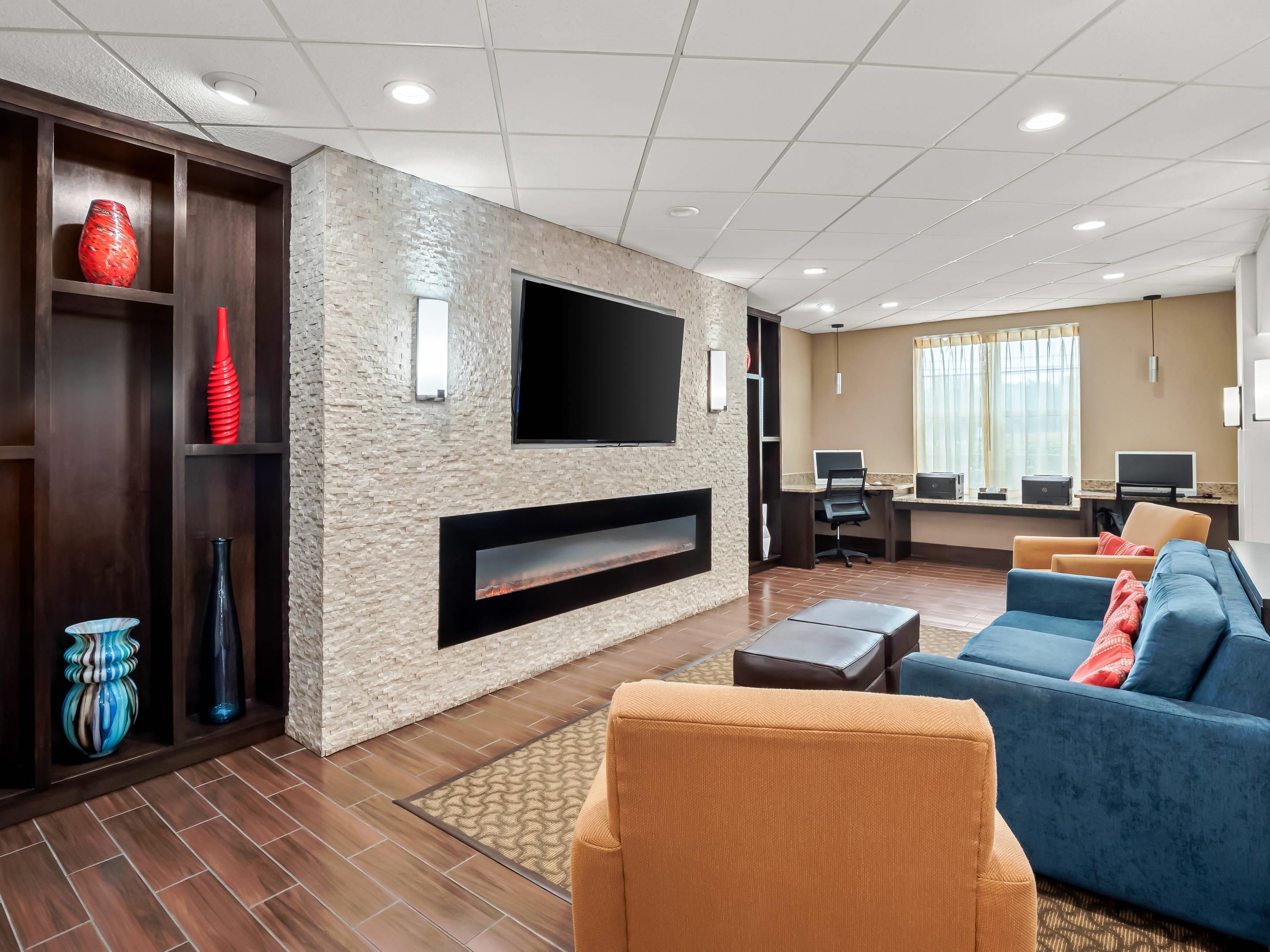 Hotel lobby | Comfort Inn & Suites Allen Park/Dearborn
