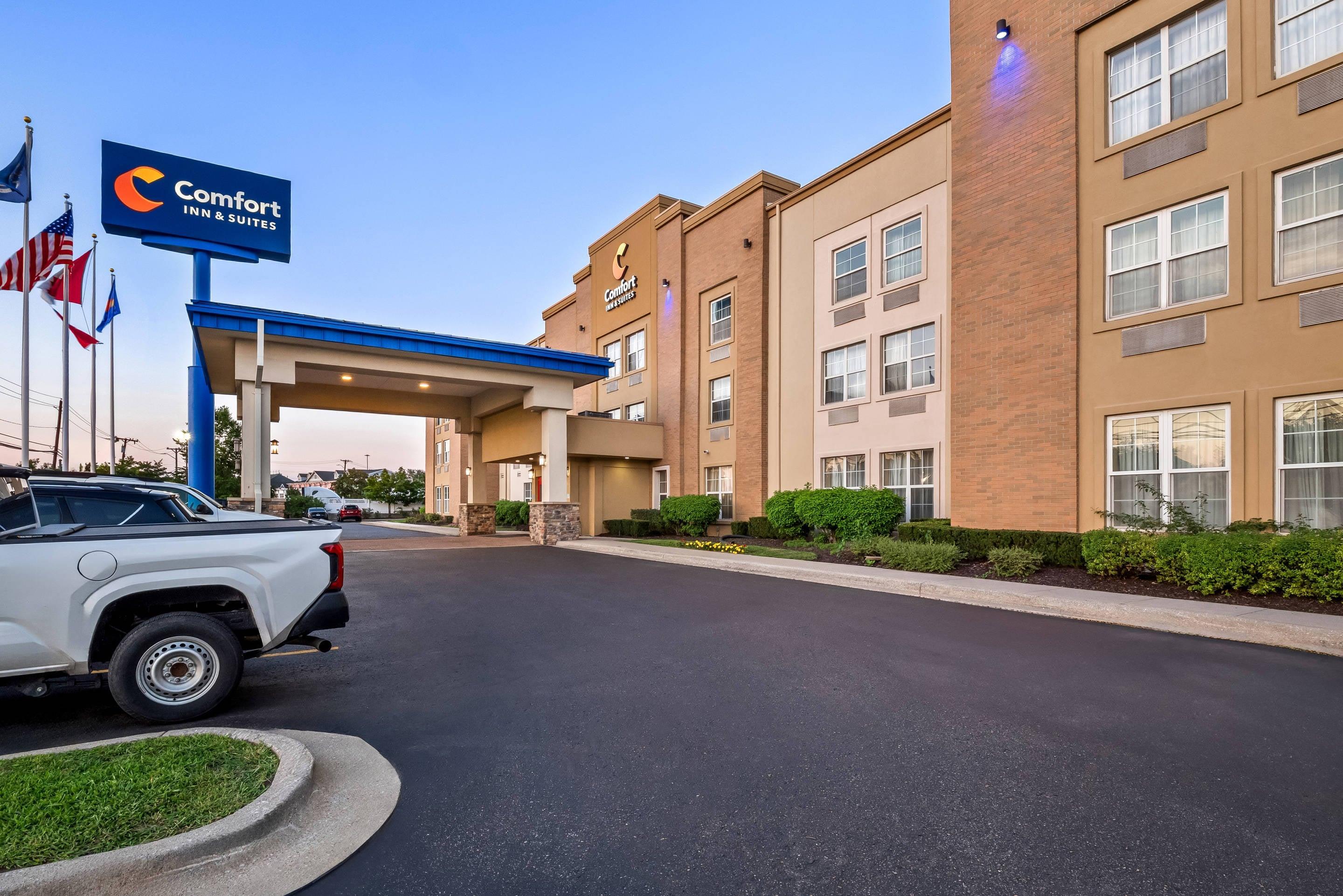 Hotel exterior | Comfort Inn & Suites Allen Park/Dearborn
