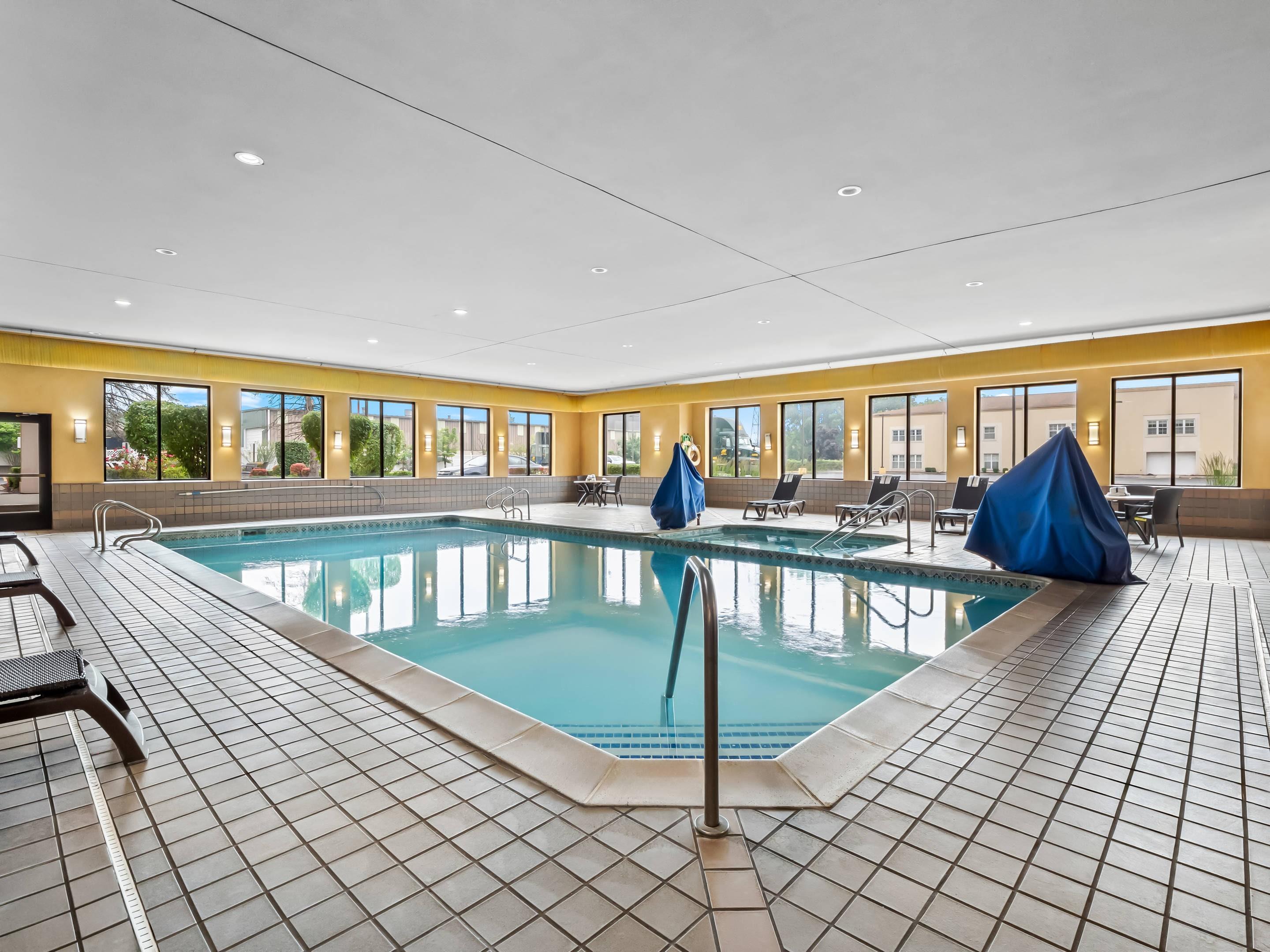 Indoor pool | Comfort Inn & Suites Allen Park/Dearborn