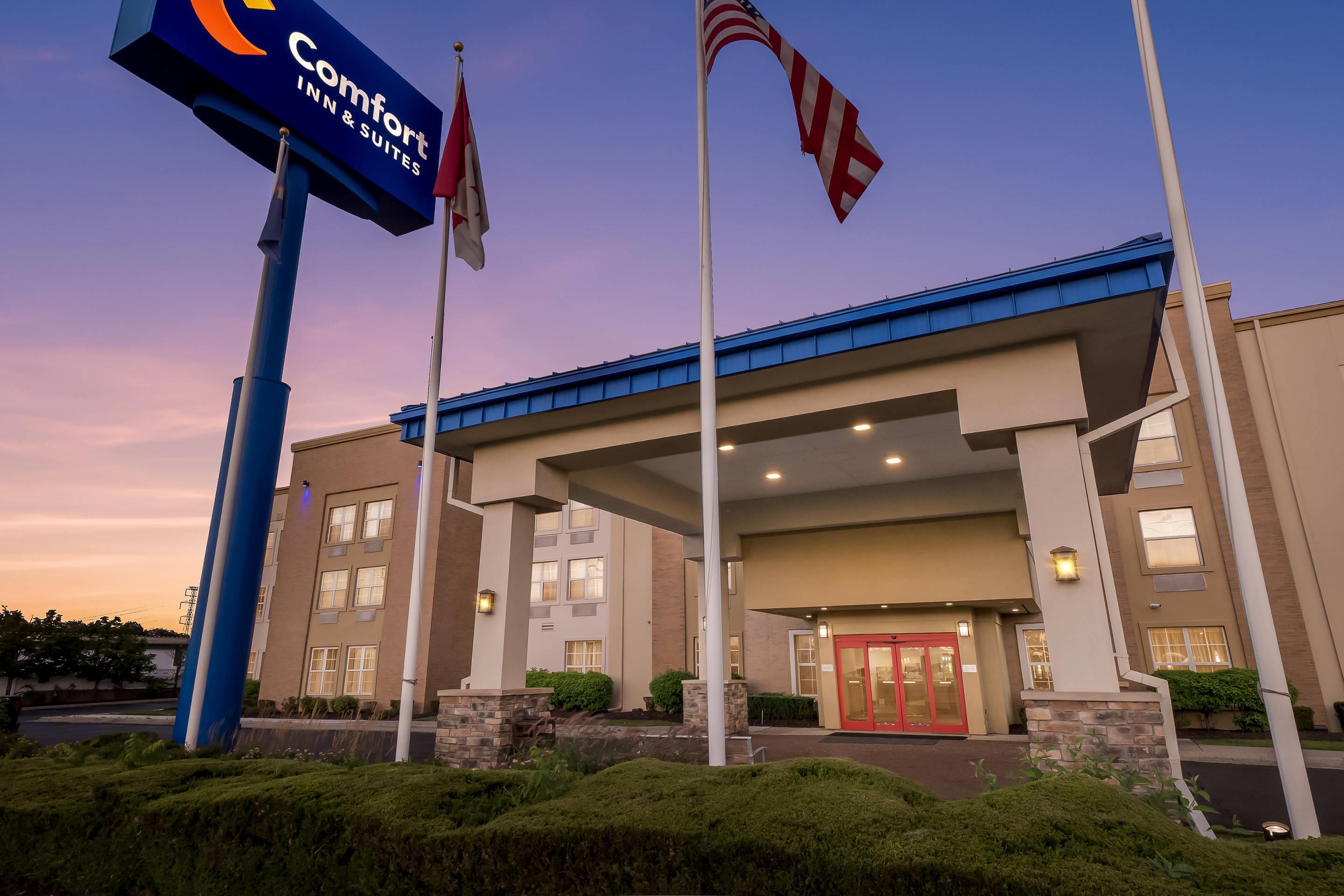Hotel at night | Comfort Inn & Suites Allen Park/Dearborn