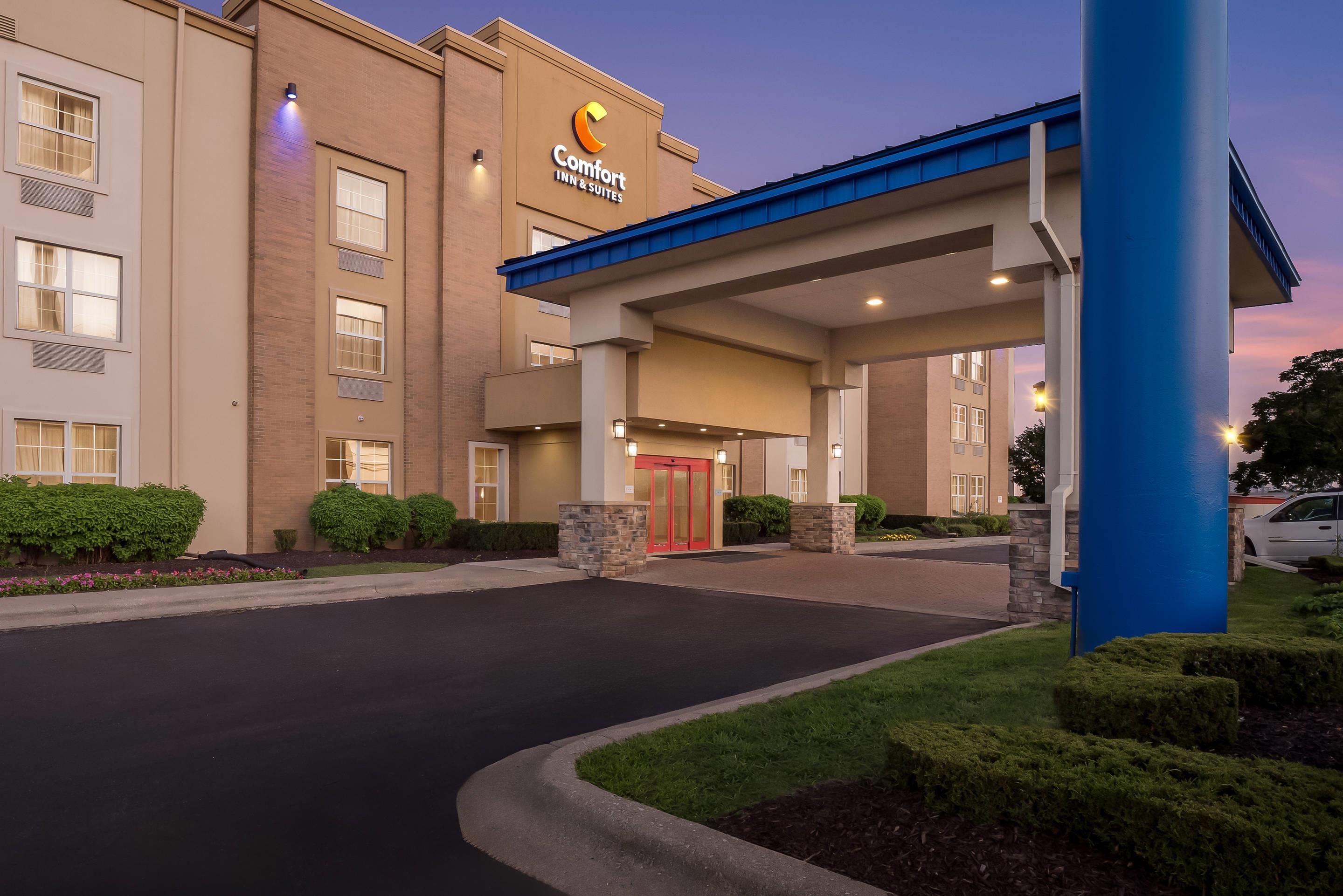 Hotel at night | Comfort Inn & Suites Allen Park/Dearborn