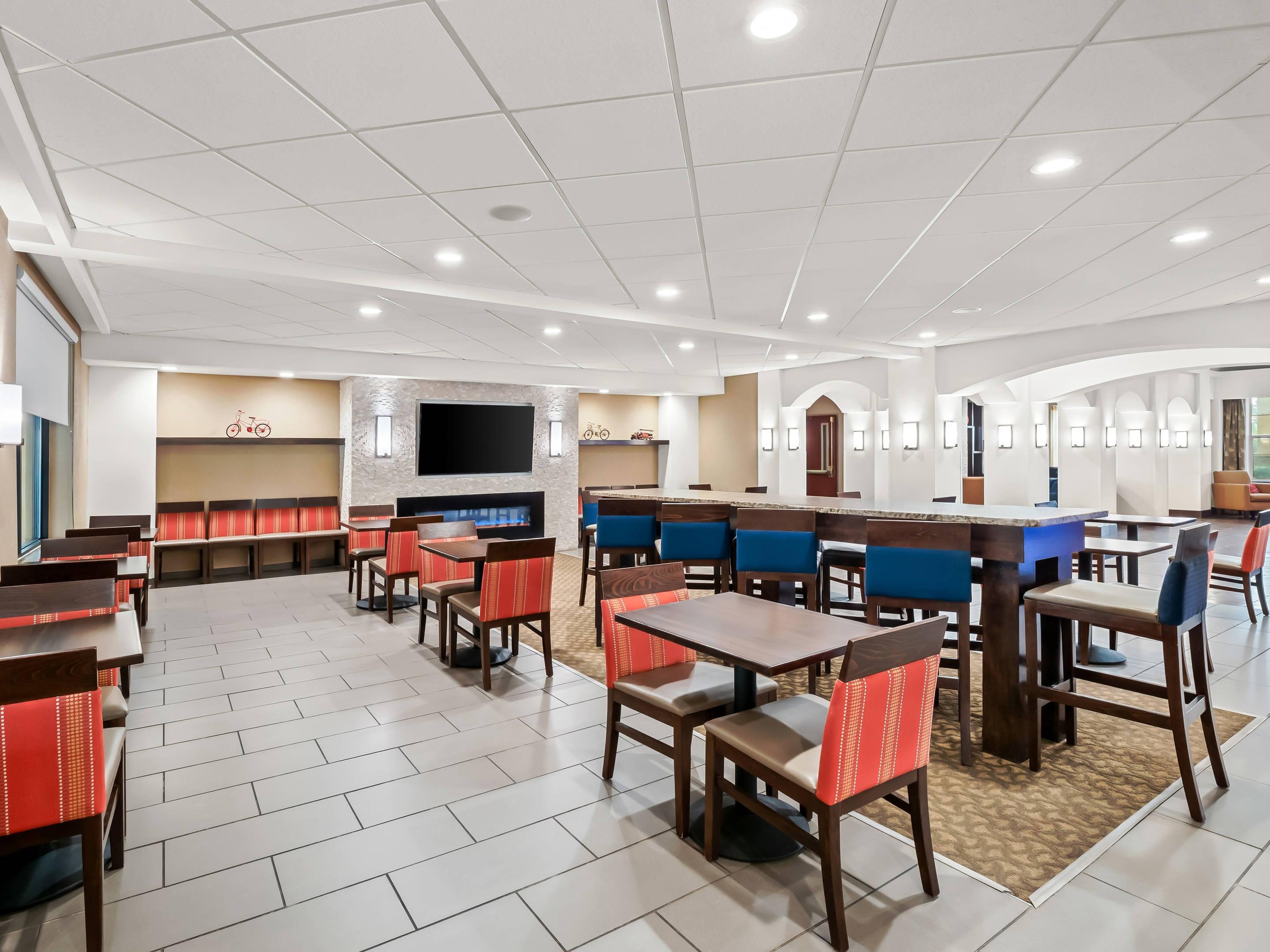 Breakfast area | Comfort Inn & Suites Allen Park/Dearborn