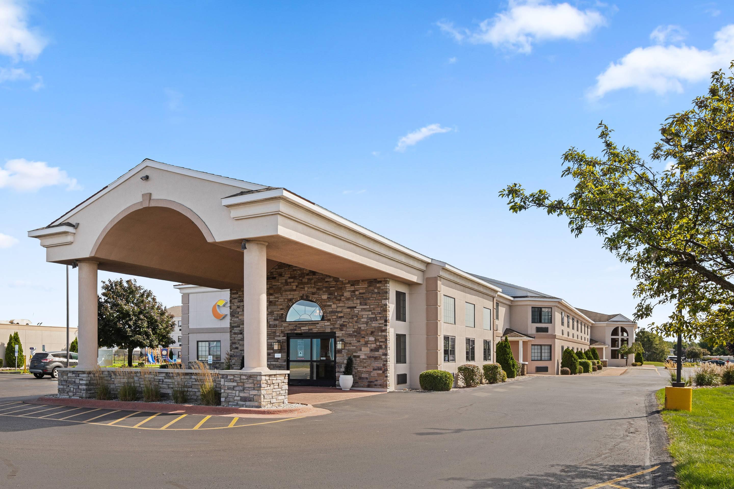 Hotel exterior | Comfort Inn & Suites Ludington near US-10