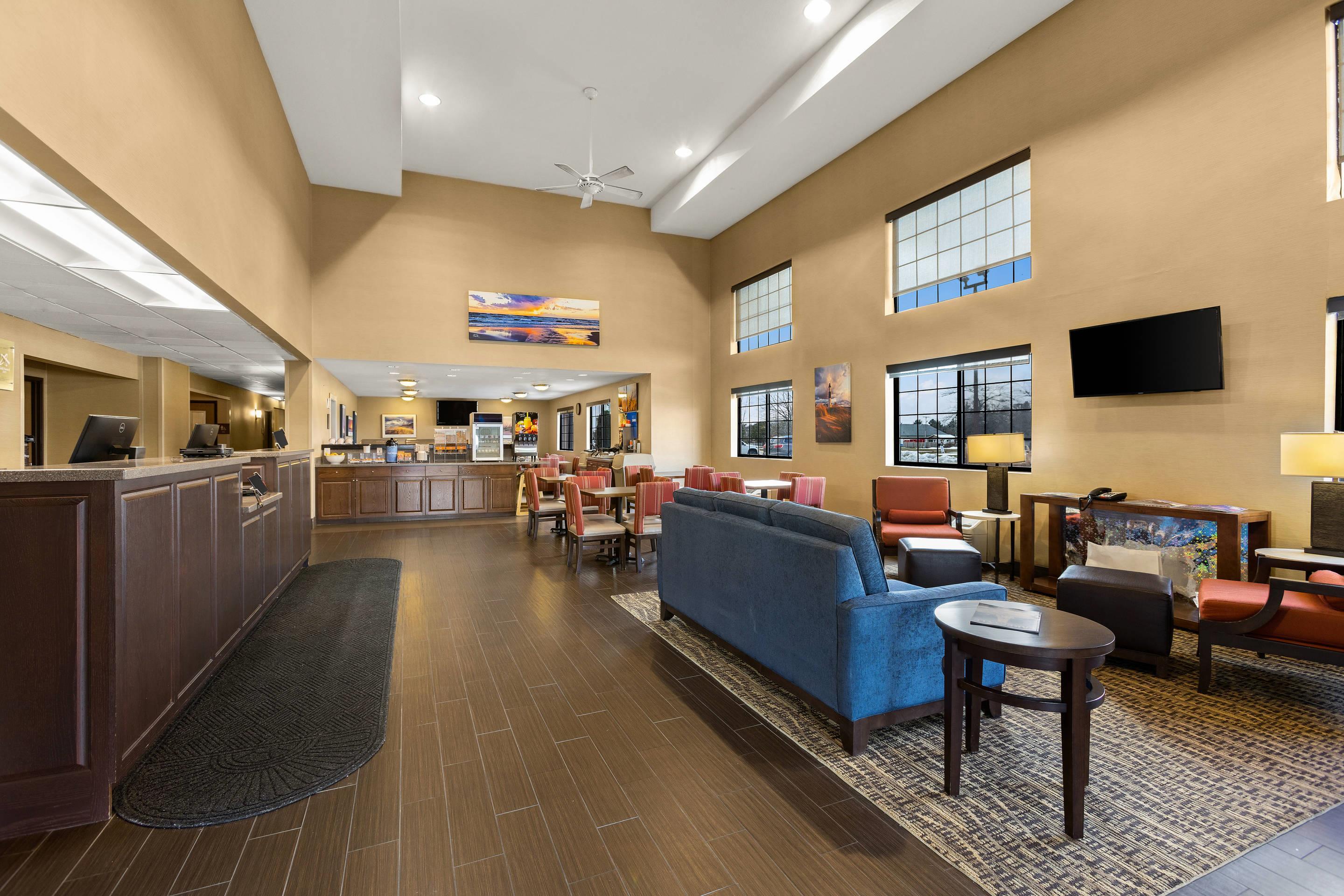 Hotel lobby | Comfort Inn & Suites Ludington near US-10