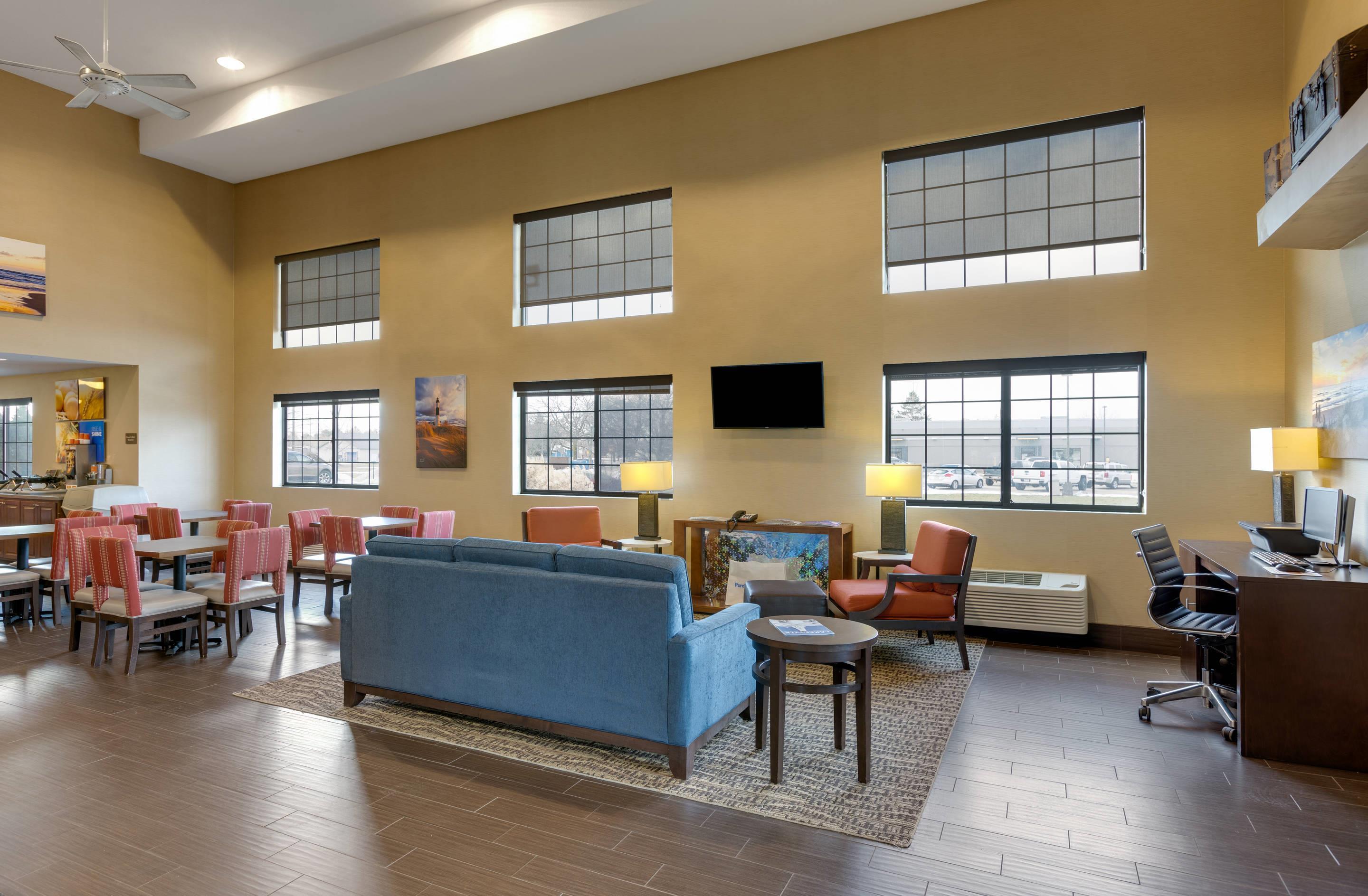 Hotel lobby | Comfort Inn & Suites Ludington near US-10