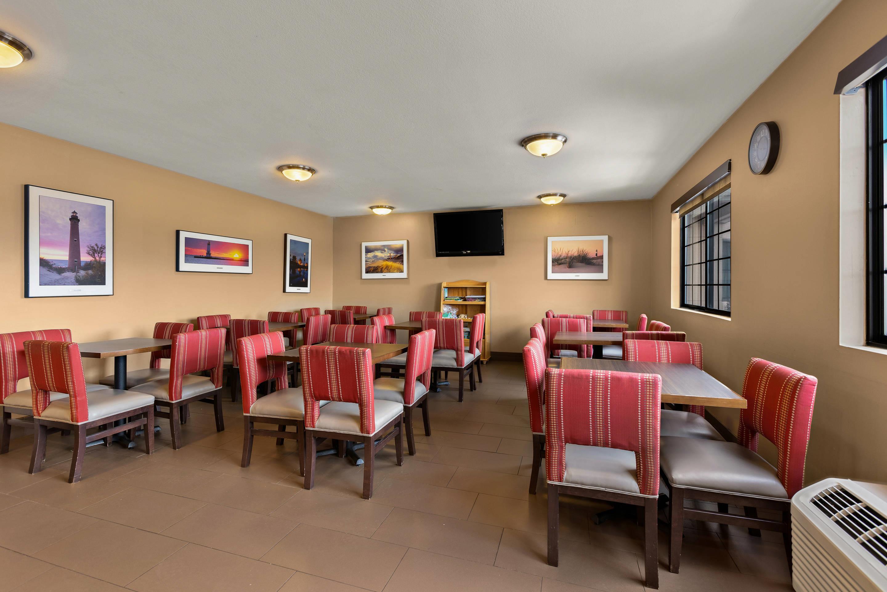 Enjoy breakfast in this seating area | Comfort Inn & Suites Ludington near US-10