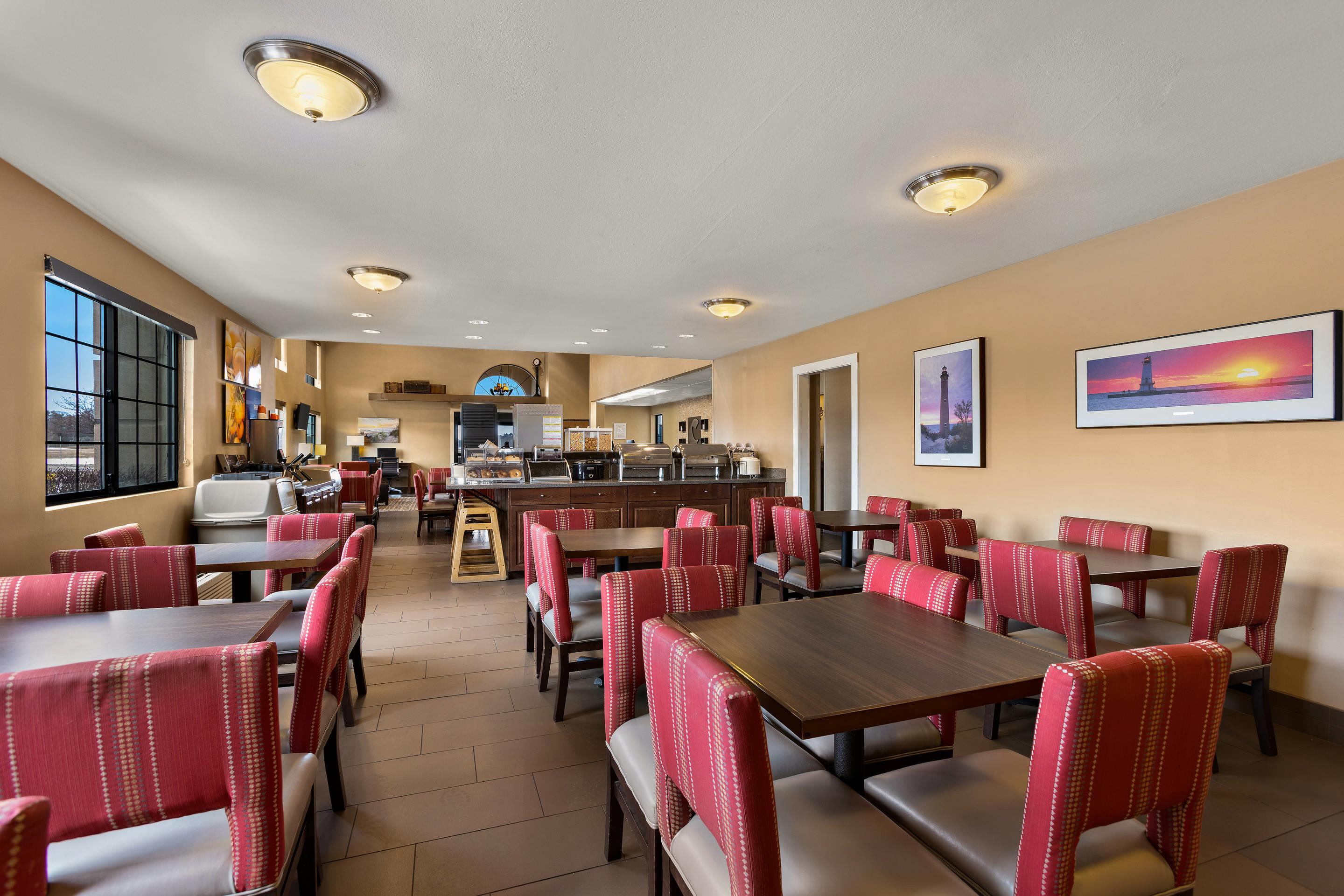 Enjoy breakfast in this seating area | Comfort Inn & Suites Ludington near US-10