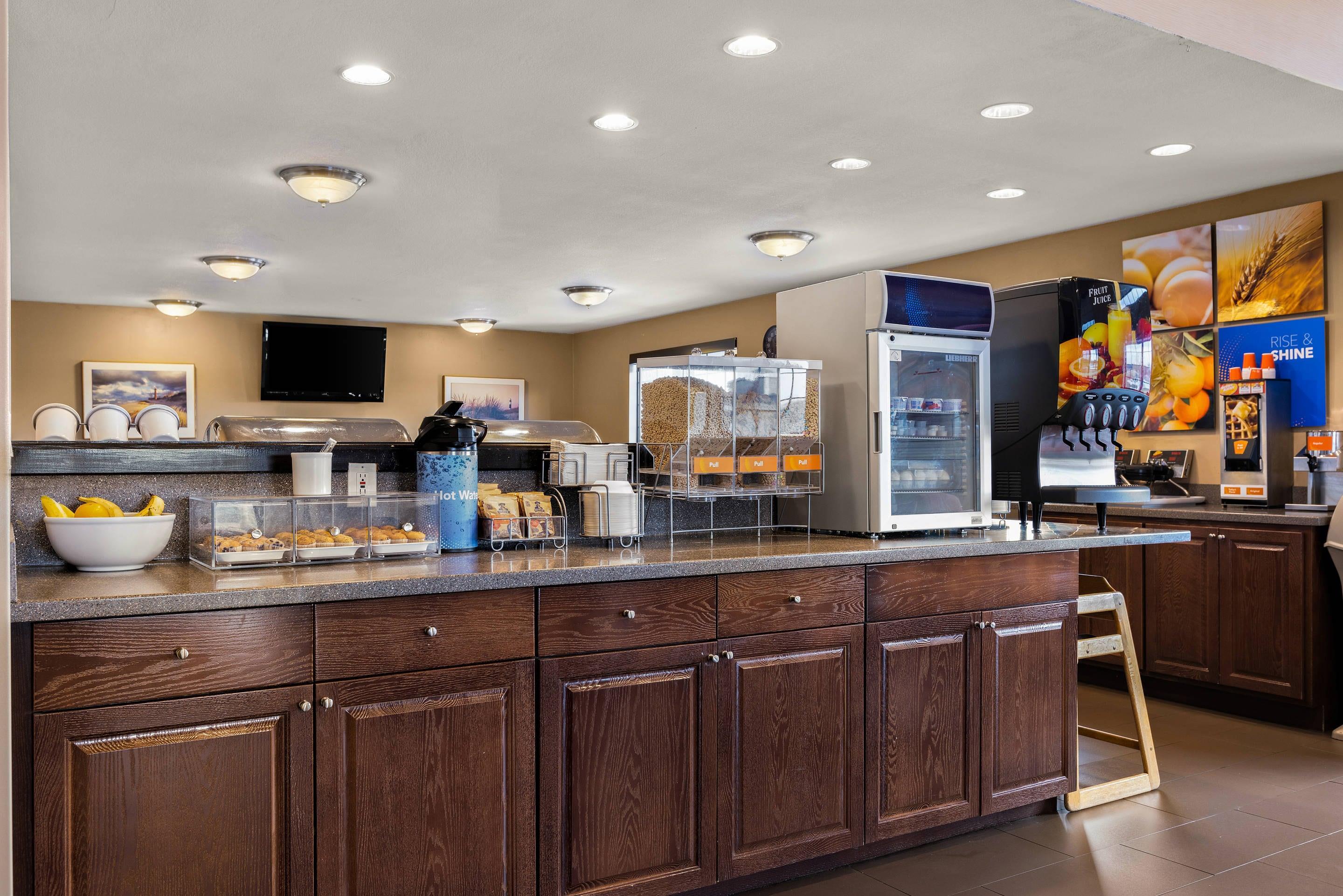 Breakfast area | Comfort Inn & Suites Ludington near US-10