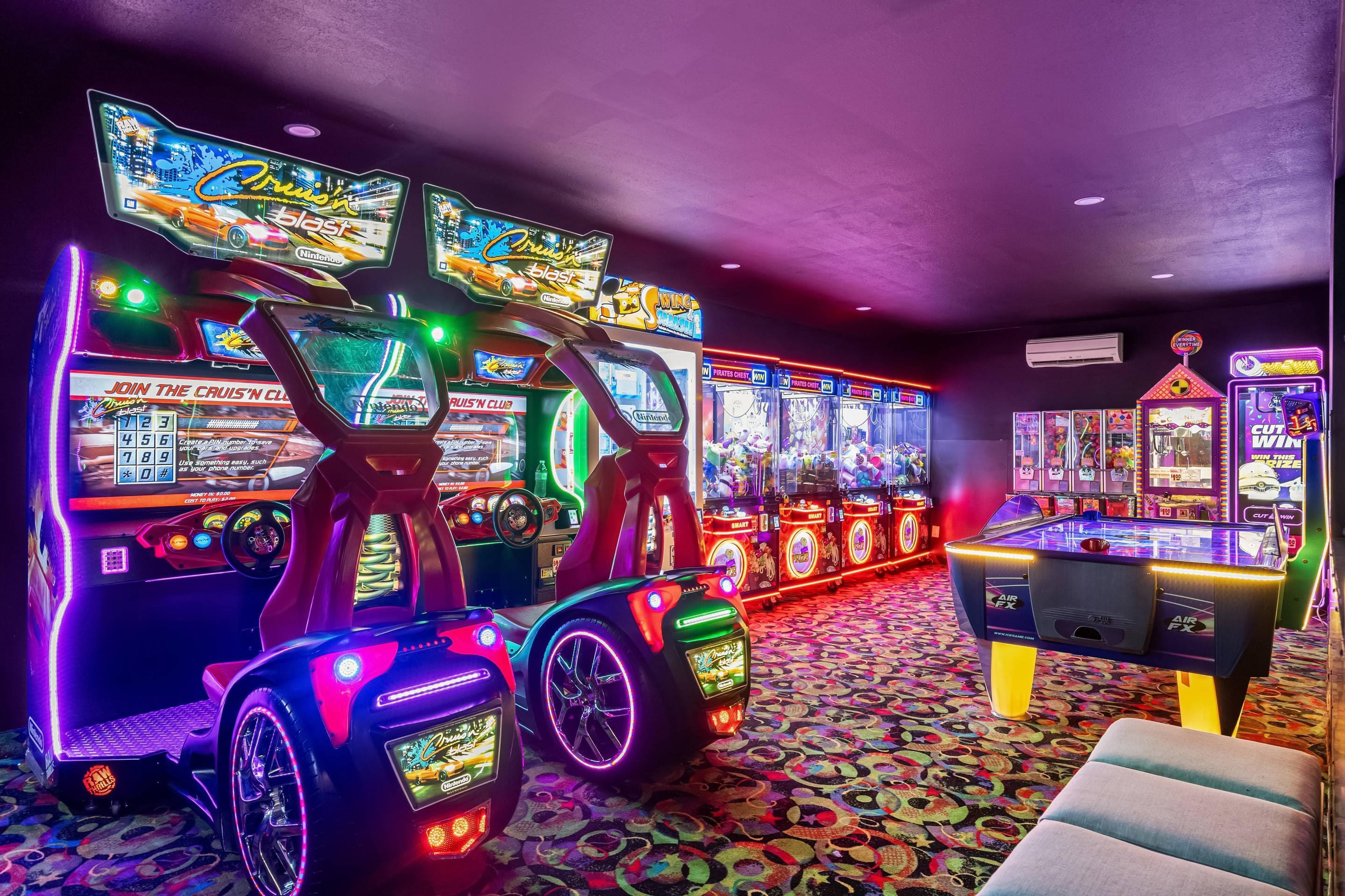 Game room | Comfort Inn & Suites Ludington near US-10