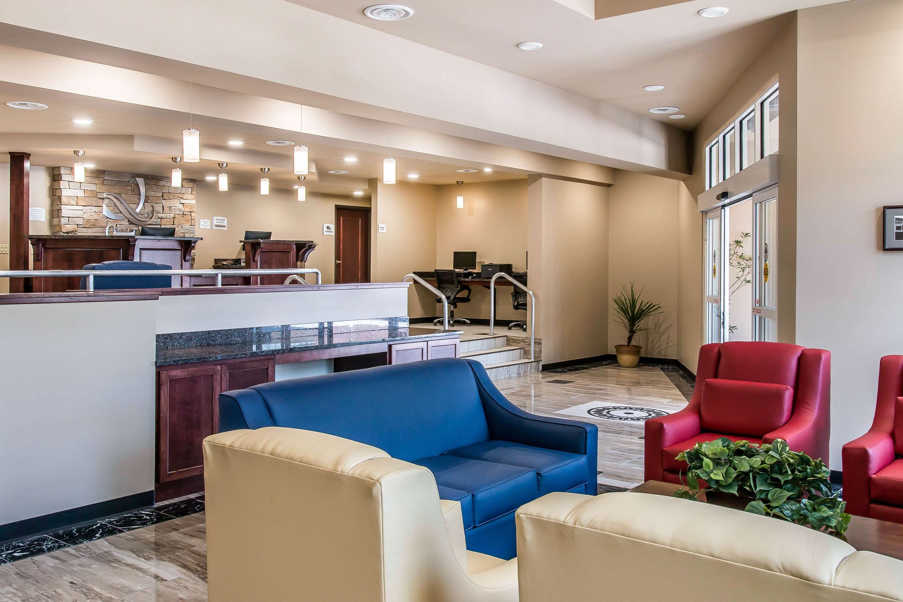 Lobby with sitting area | Quality Inn & Suites Houghton Downtown