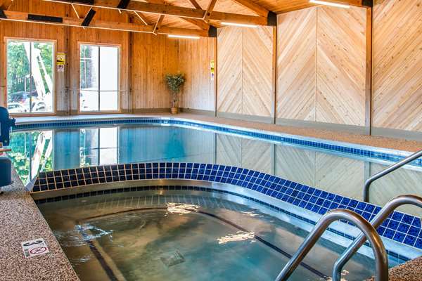 Pool - Quality Inn & Suites Houghton