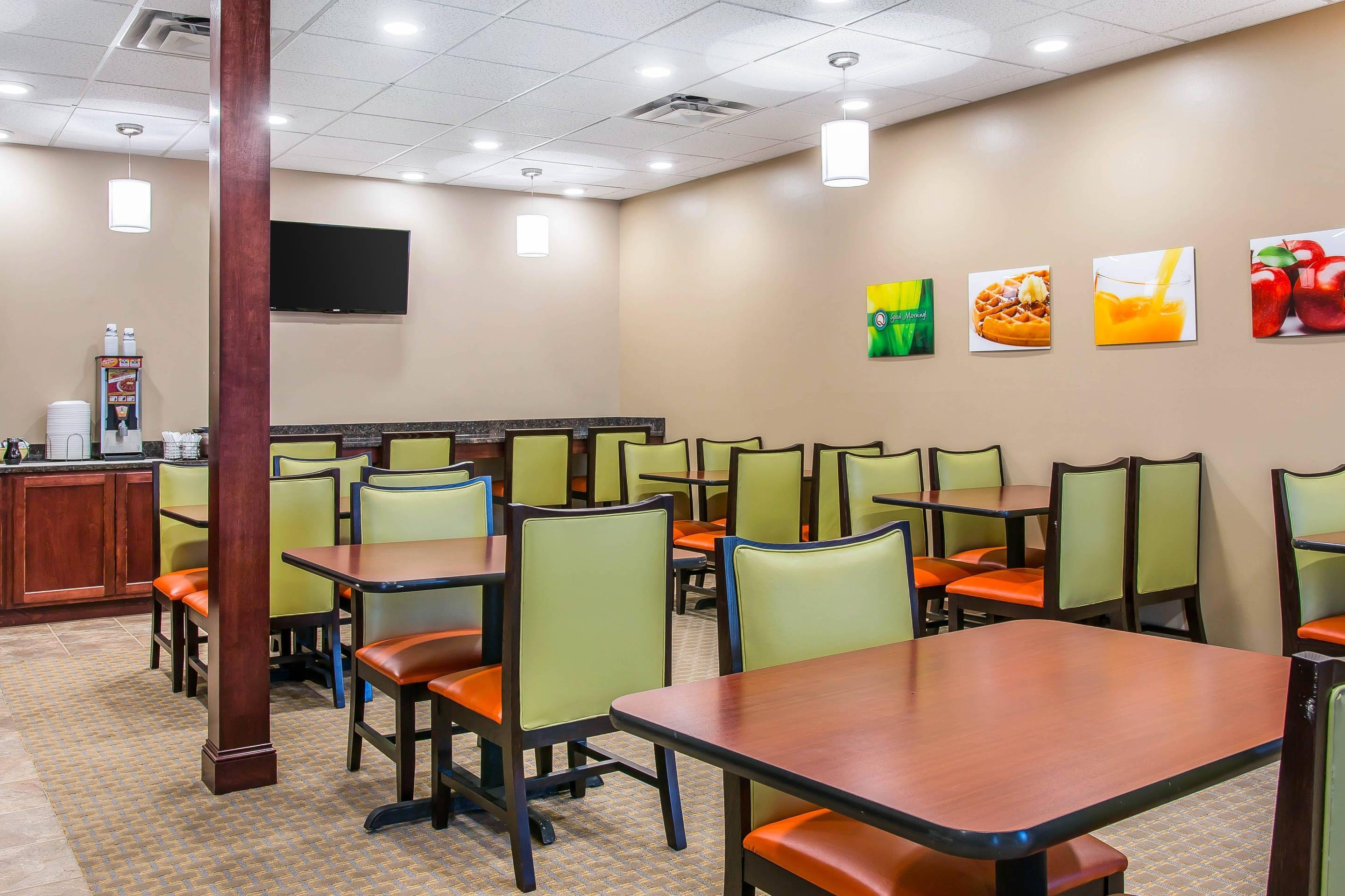 Enjoy breakfast in this seating area | Quality Inn & Suites Houghton Downtown