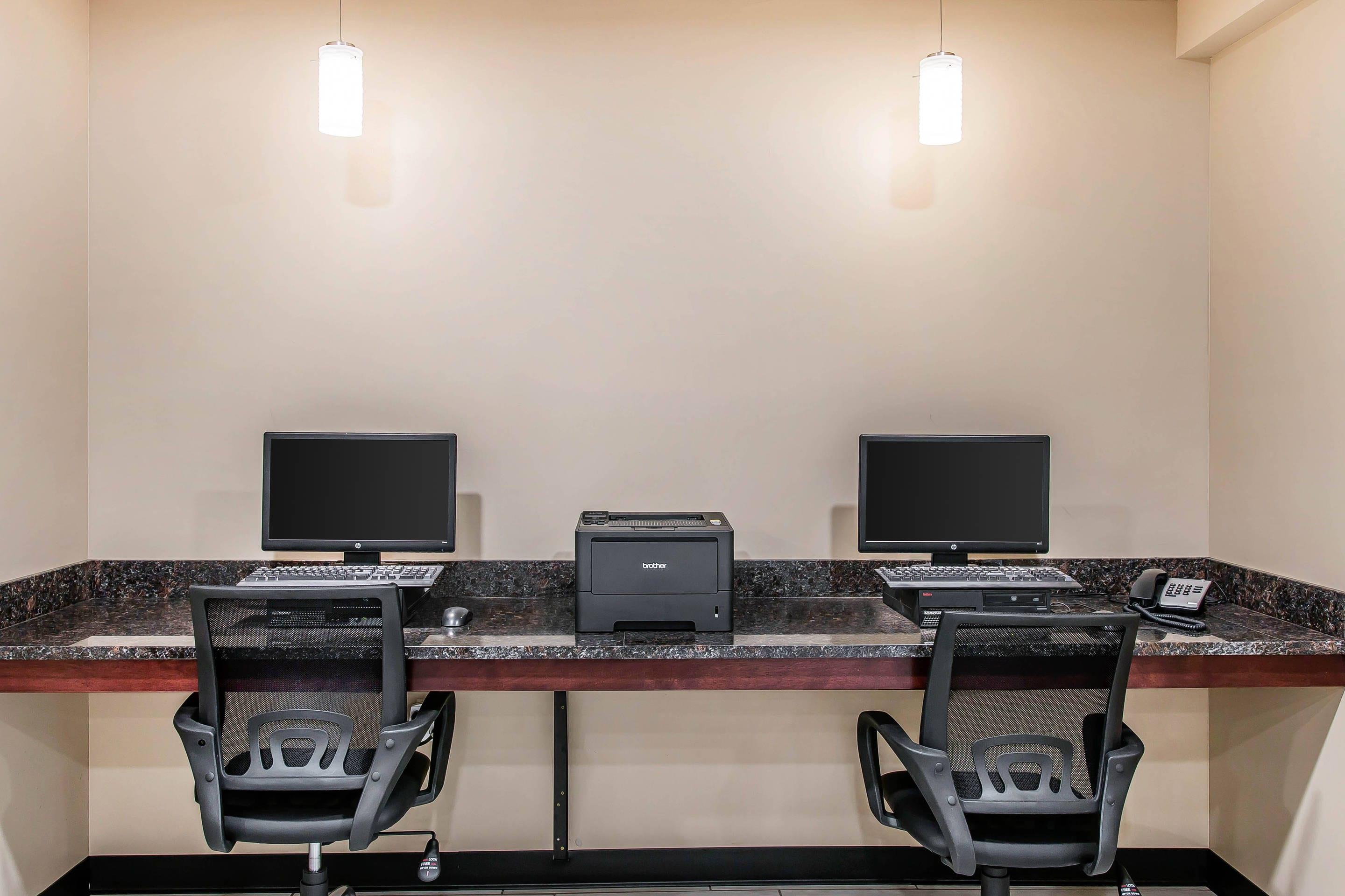 Business center | Quality Inn & Suites Houghton Downtown
