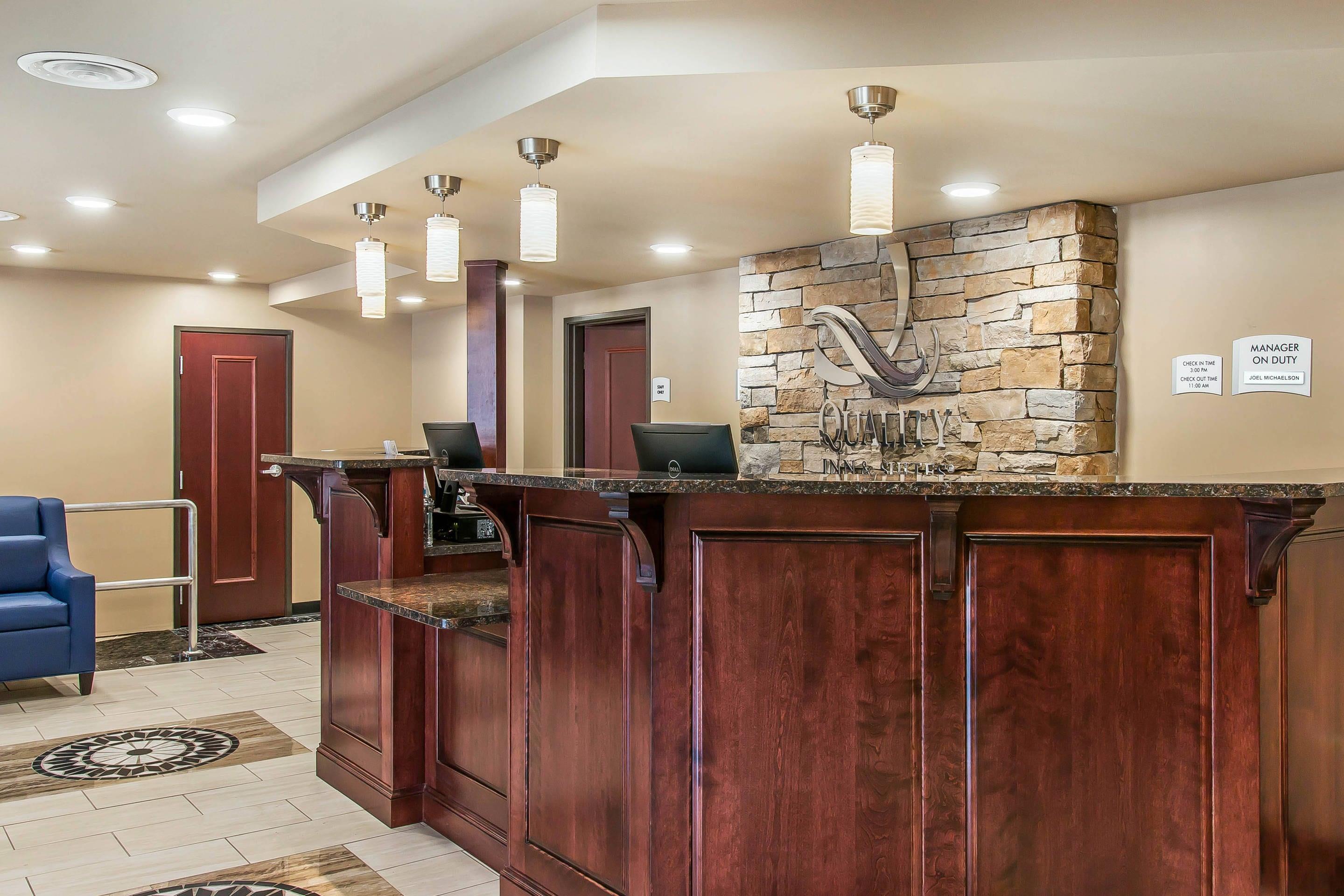 Front desk | Quality Inn & Suites Houghton Downtown