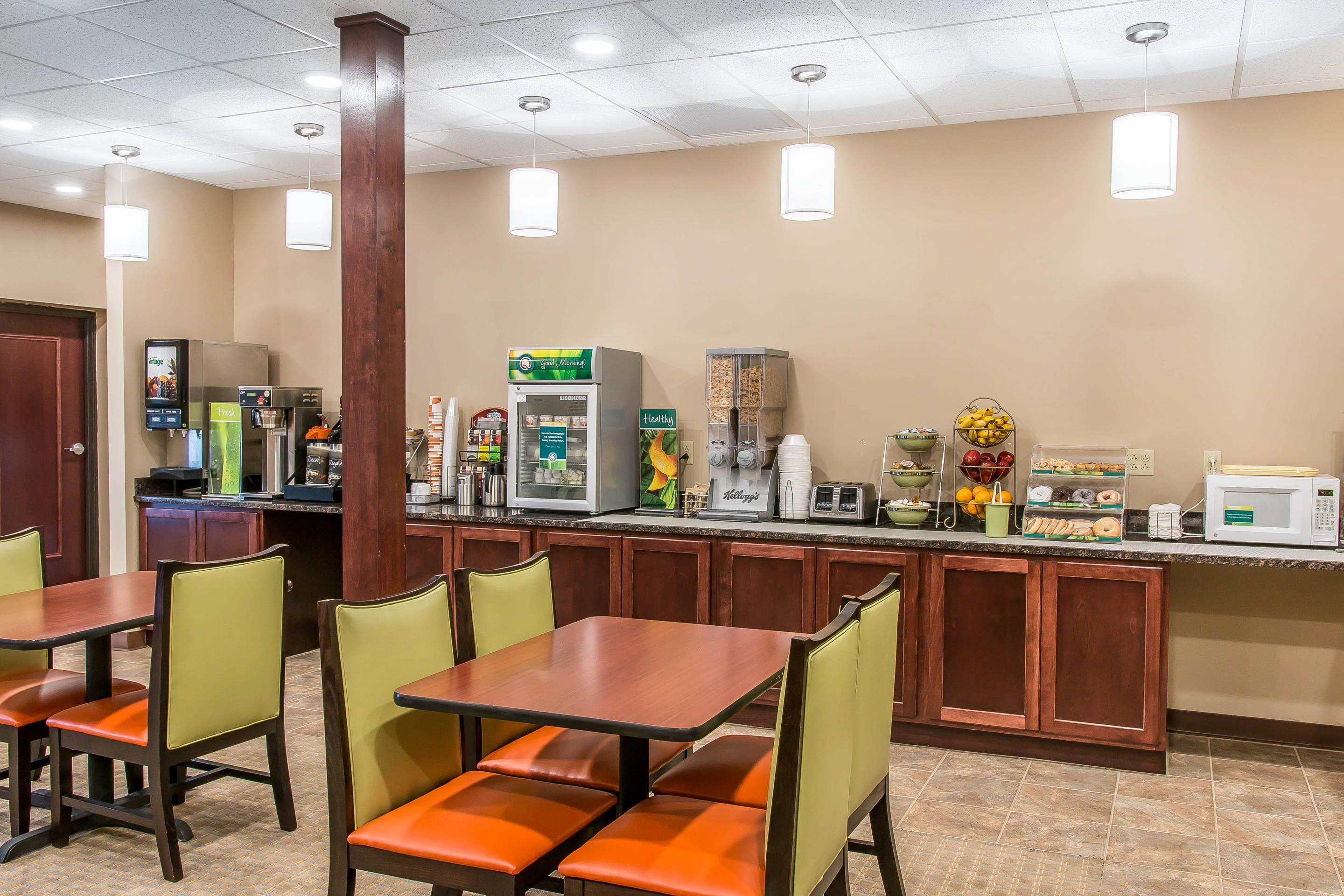 Breakfast area | Quality Inn & Suites Houghton Downtown