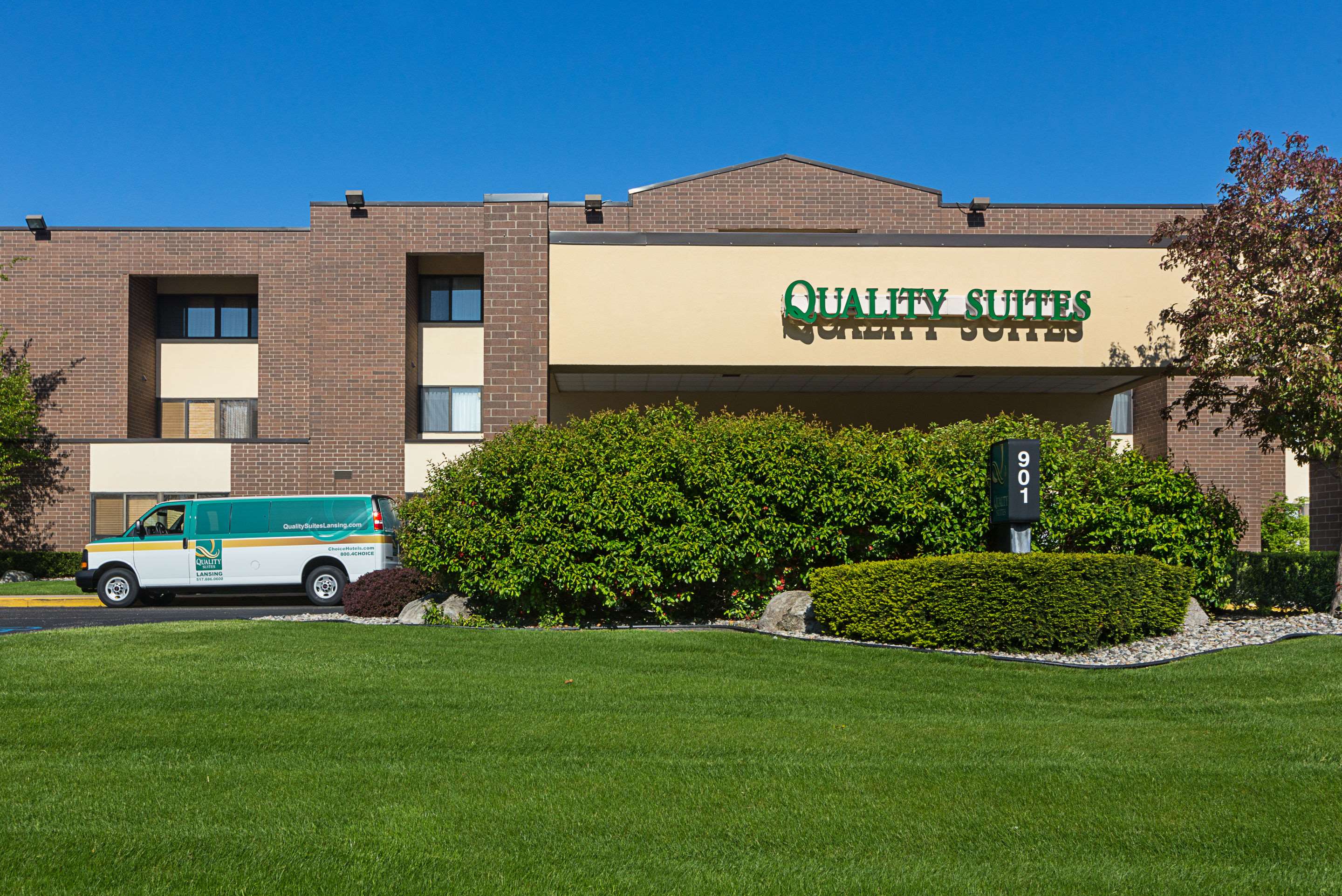 Hotel exterior | Quality Suites Lansing
