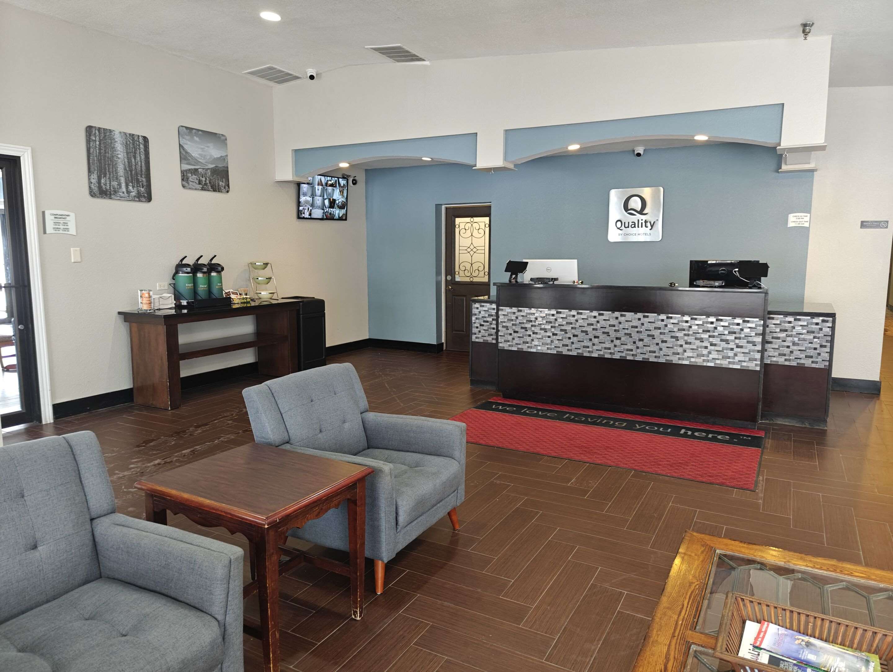 Lobby with sitting area | Quality Inn Gaylord