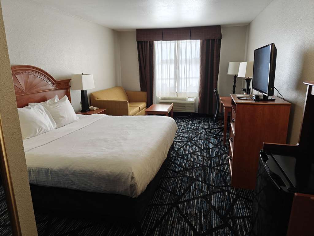 QUALITY INN-guestroom-Guest Room,Suite,On-Site.jpg