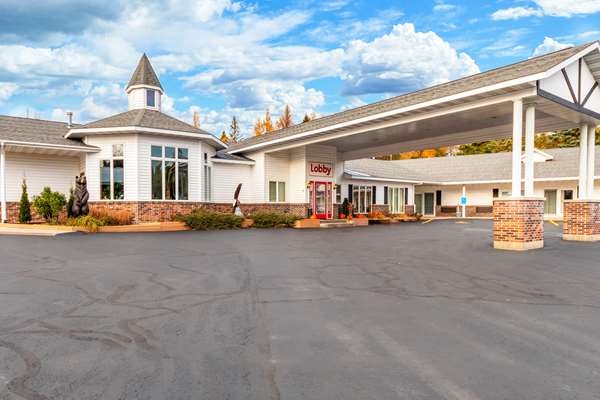 Exterior view - Econo Lodge Lake Shore Manistique