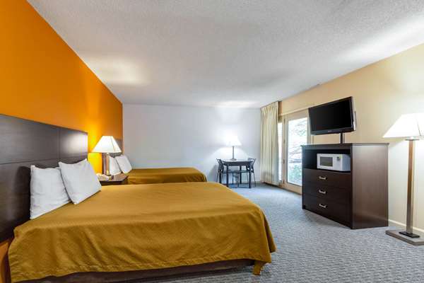  - Econo Lodge Lake Shore Manistique