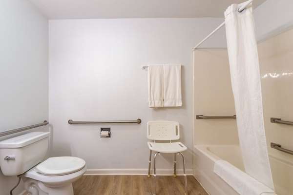  - Econo Lodge Lake Shore Manistique