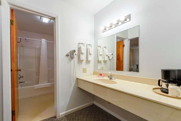  - Econo Lodge Lake Shore Manistique