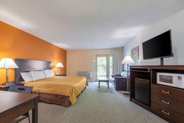  - Econo Lodge Lake Shore Manistique