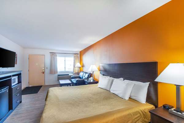  - Econo Lodge Lake Shore Manistique