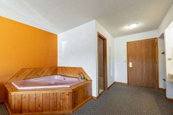  - Econo Lodge Lake Shore Manistique