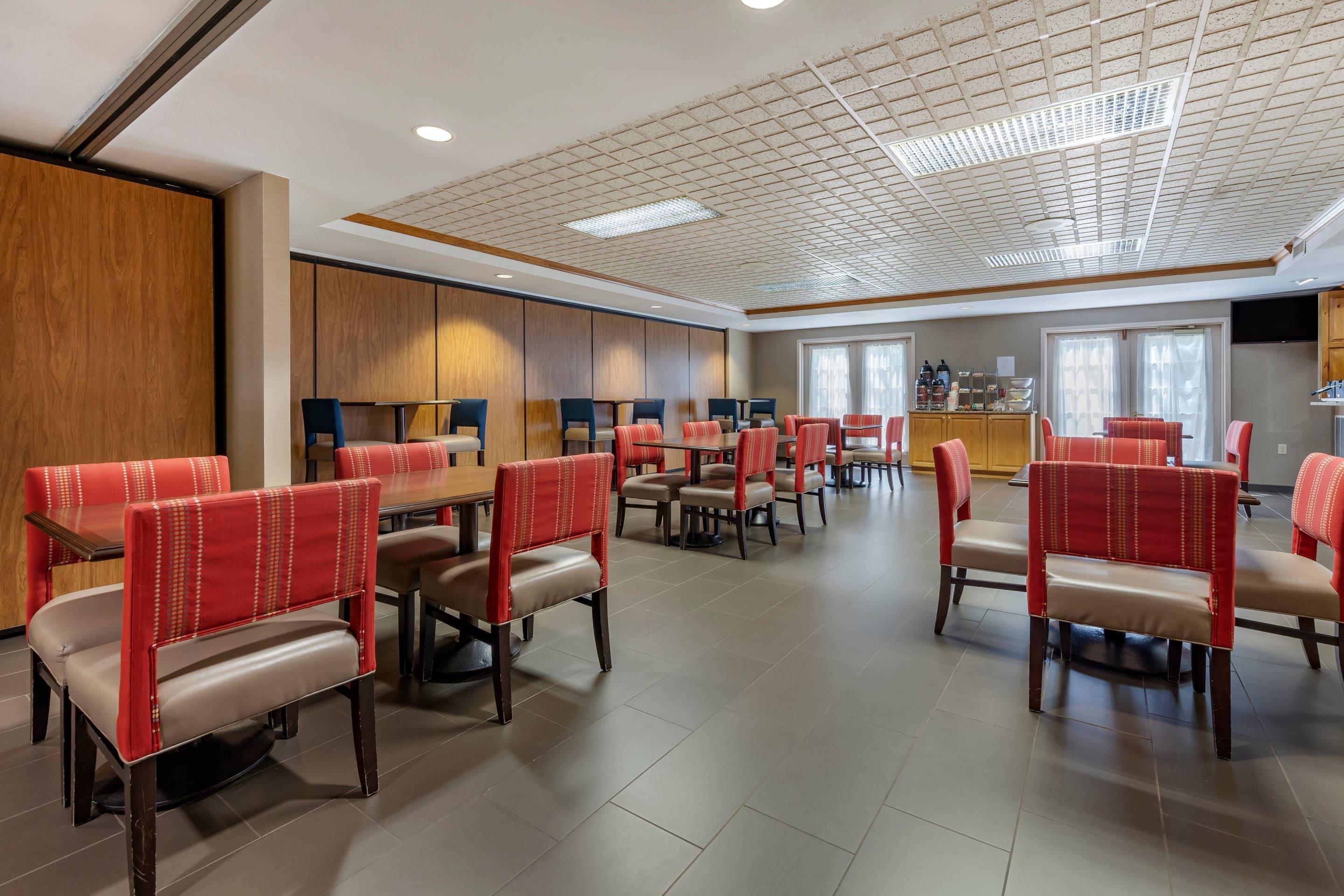 Breakfast area | Comfort Suites