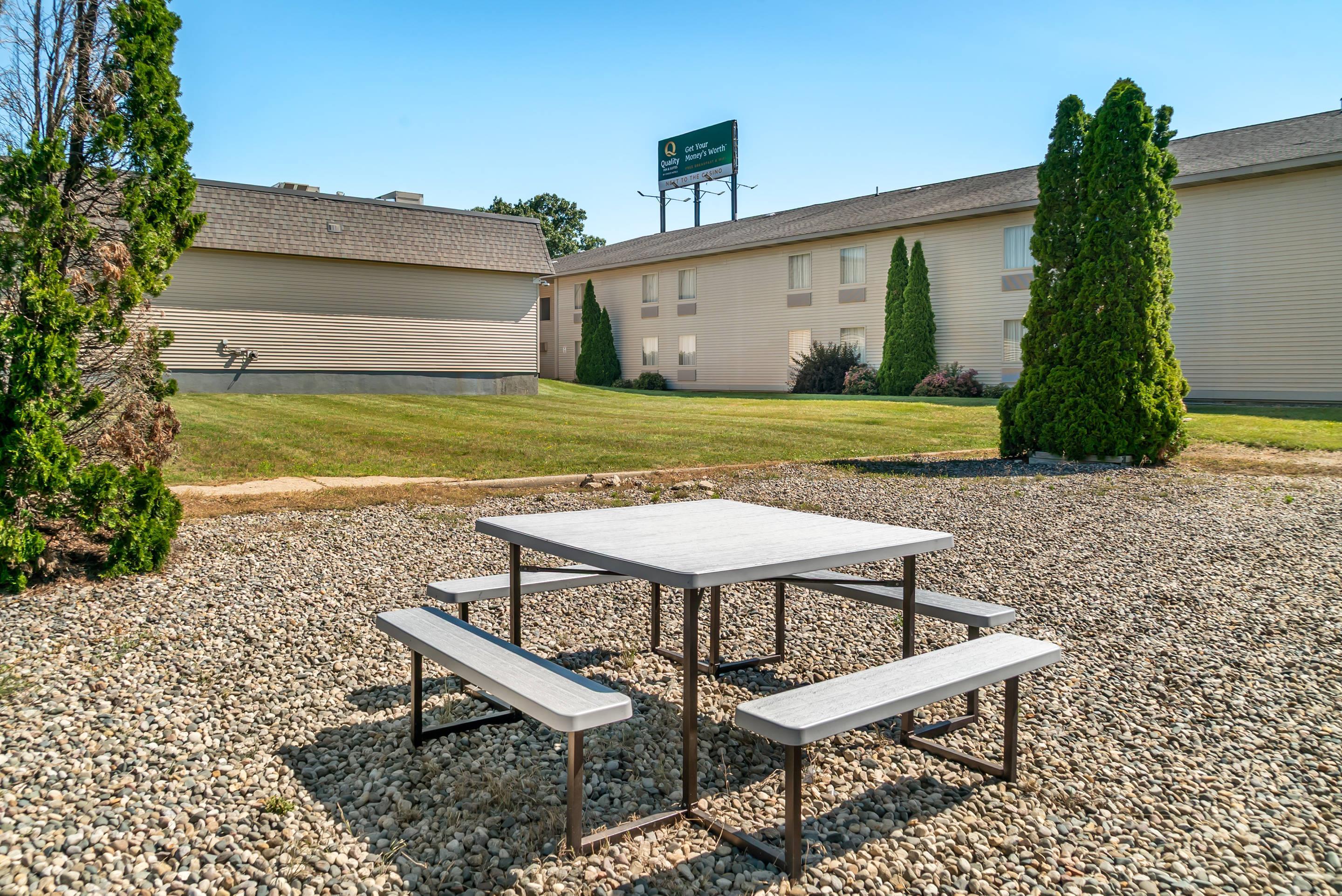 Picnic area | Quality Inn & Suites Next to the Casino