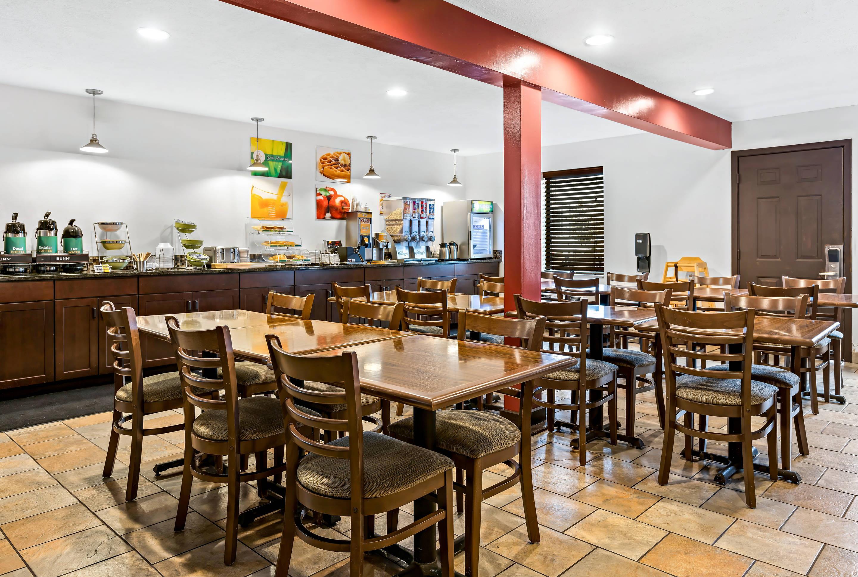 Enjoy breakfast in this seating area | Quality Inn