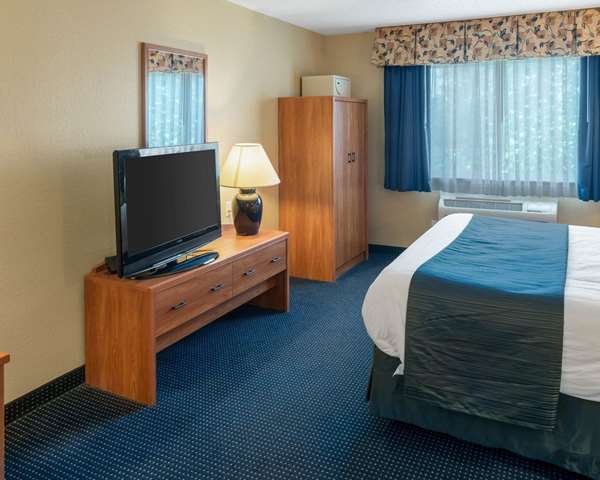 Suite - Quality Inn Lakeville