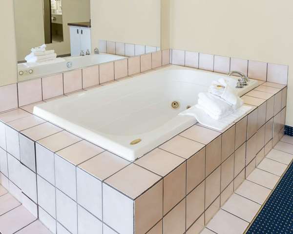 Suite - Quality Inn Lakeville