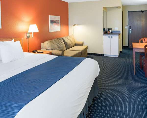 Suite - Quality Inn Lakeville